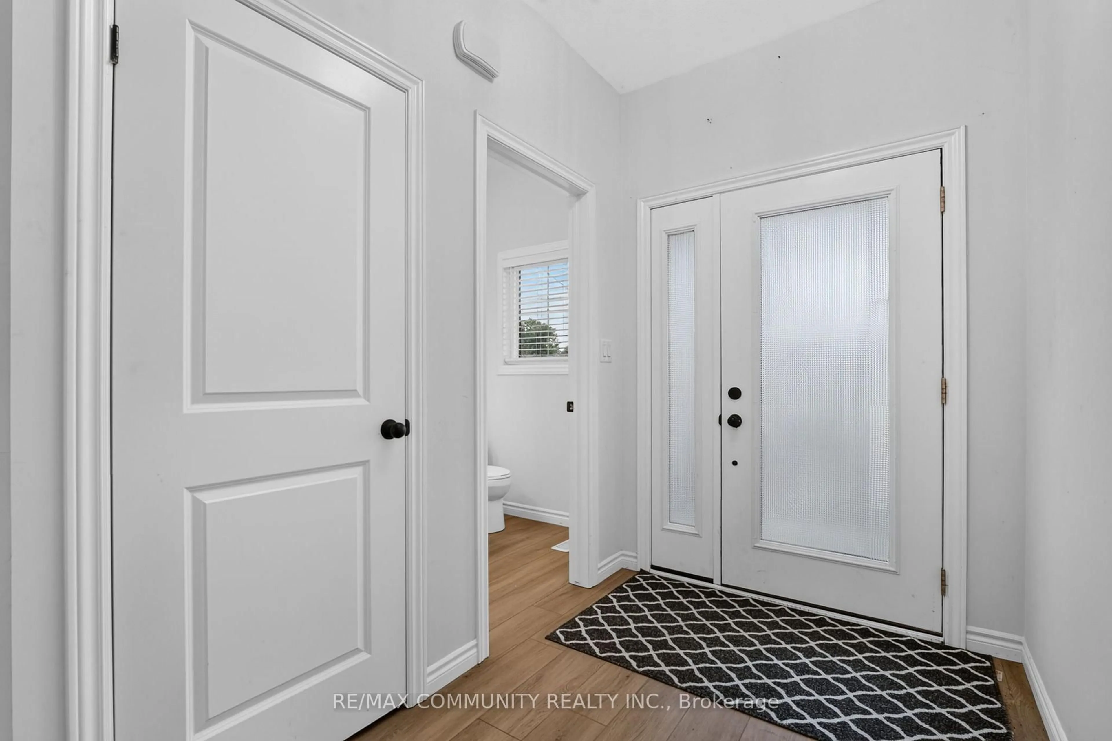Indoor entryway for 14 King St, Fort Erie Ontario L2A 0C6