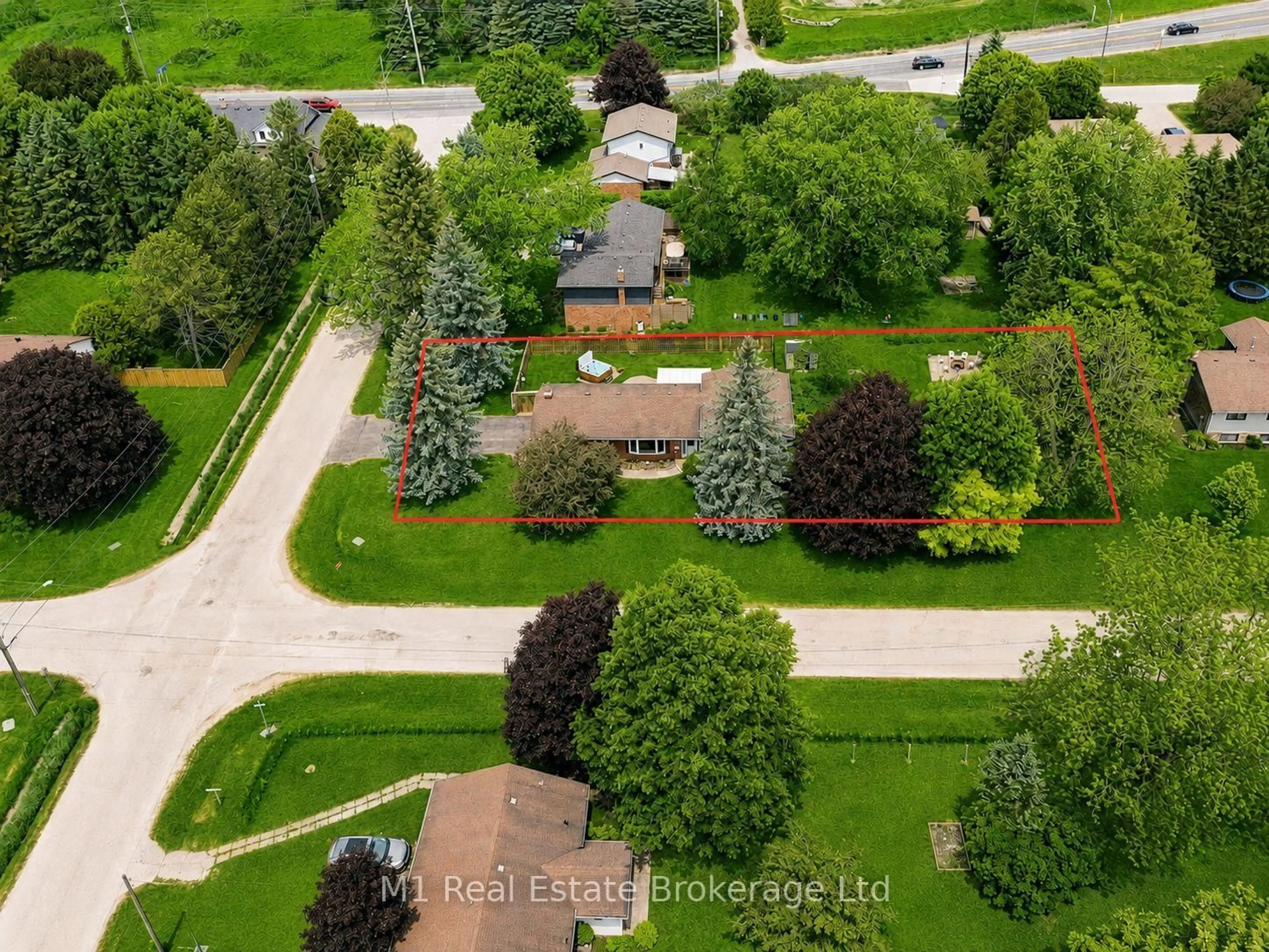 A pic from outside/outdoor area/front of a property/back of a property/a pic from drone, street for 114 Angelica St, Centre Wellington Ontario N1M 2Z6