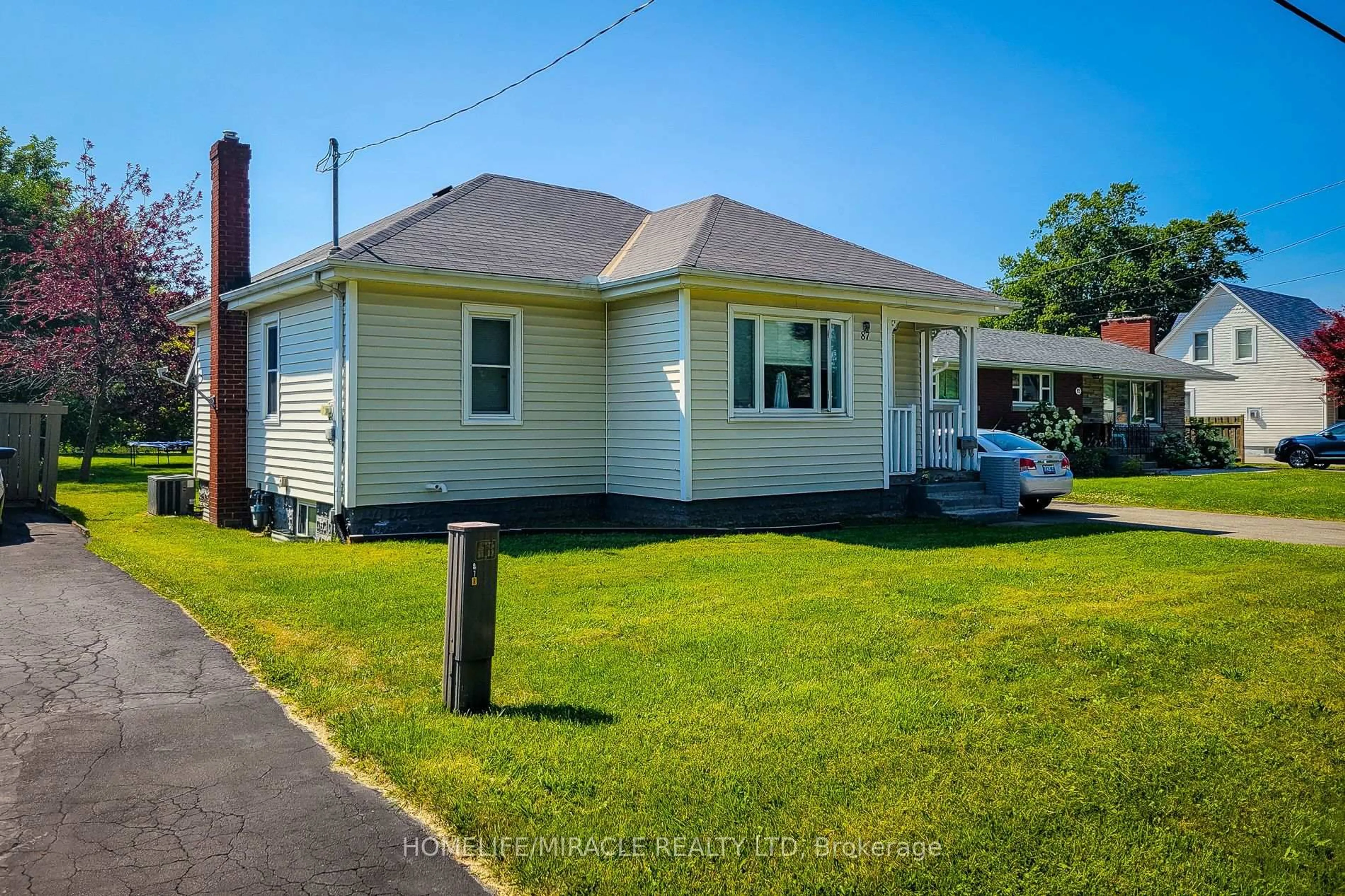 A pic from outside/outdoor area/front of a property/back of a property/a pic from drone, street for 87 Rice Rd, Welland Ontario L3C 2V6