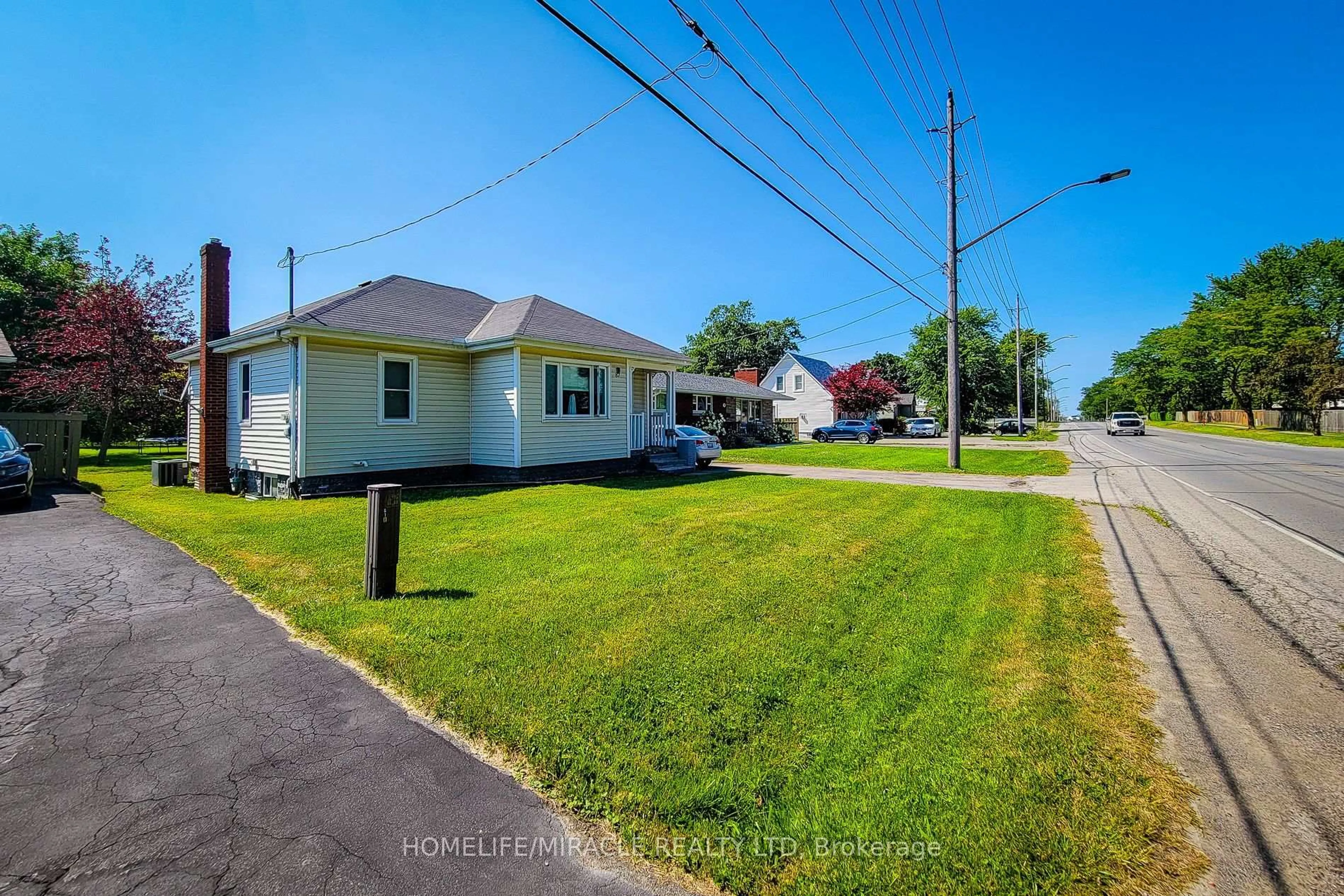 A pic from outside/outdoor area/front of a property/back of a property/a pic from drone, street for 87 Rice Rd, Welland Ontario L3C 2V6