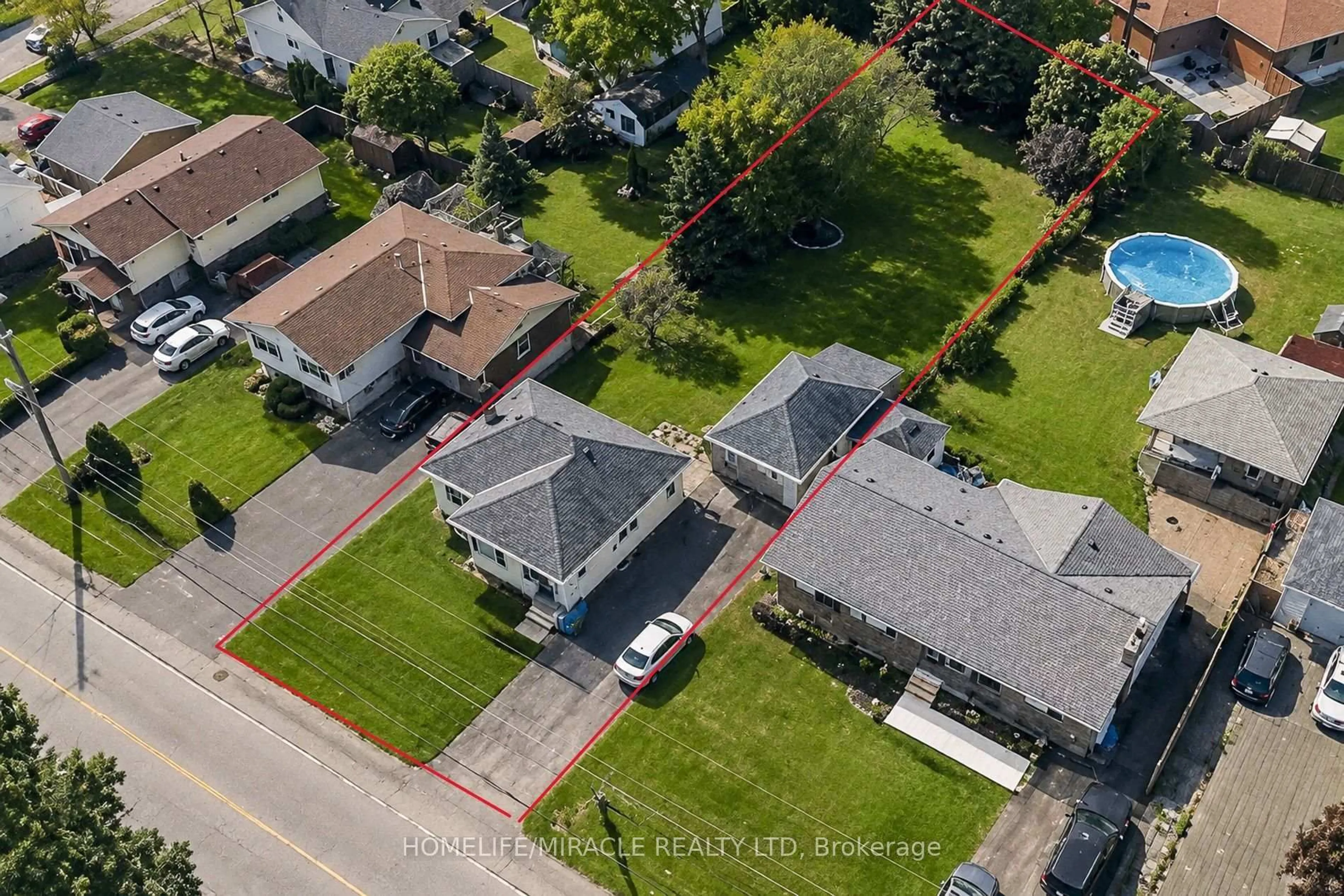 A pic from outside/outdoor area/front of a property/back of a property/a pic from drone, street for 87 Rice Rd, Welland Ontario L3C 2V6