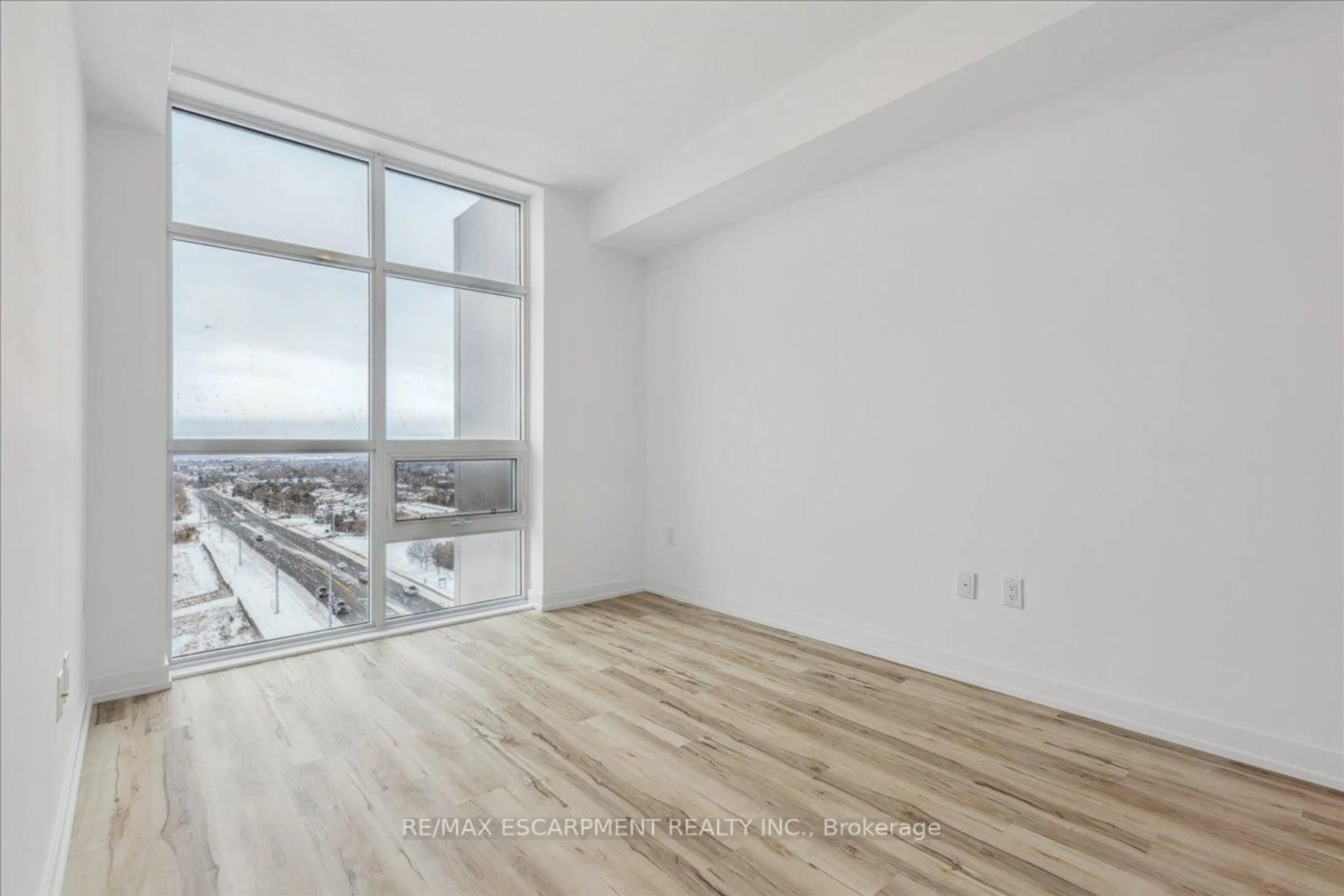 A pic of a room for 450 Dundas St #1001, Hamilton Ontario L8B 1Z2