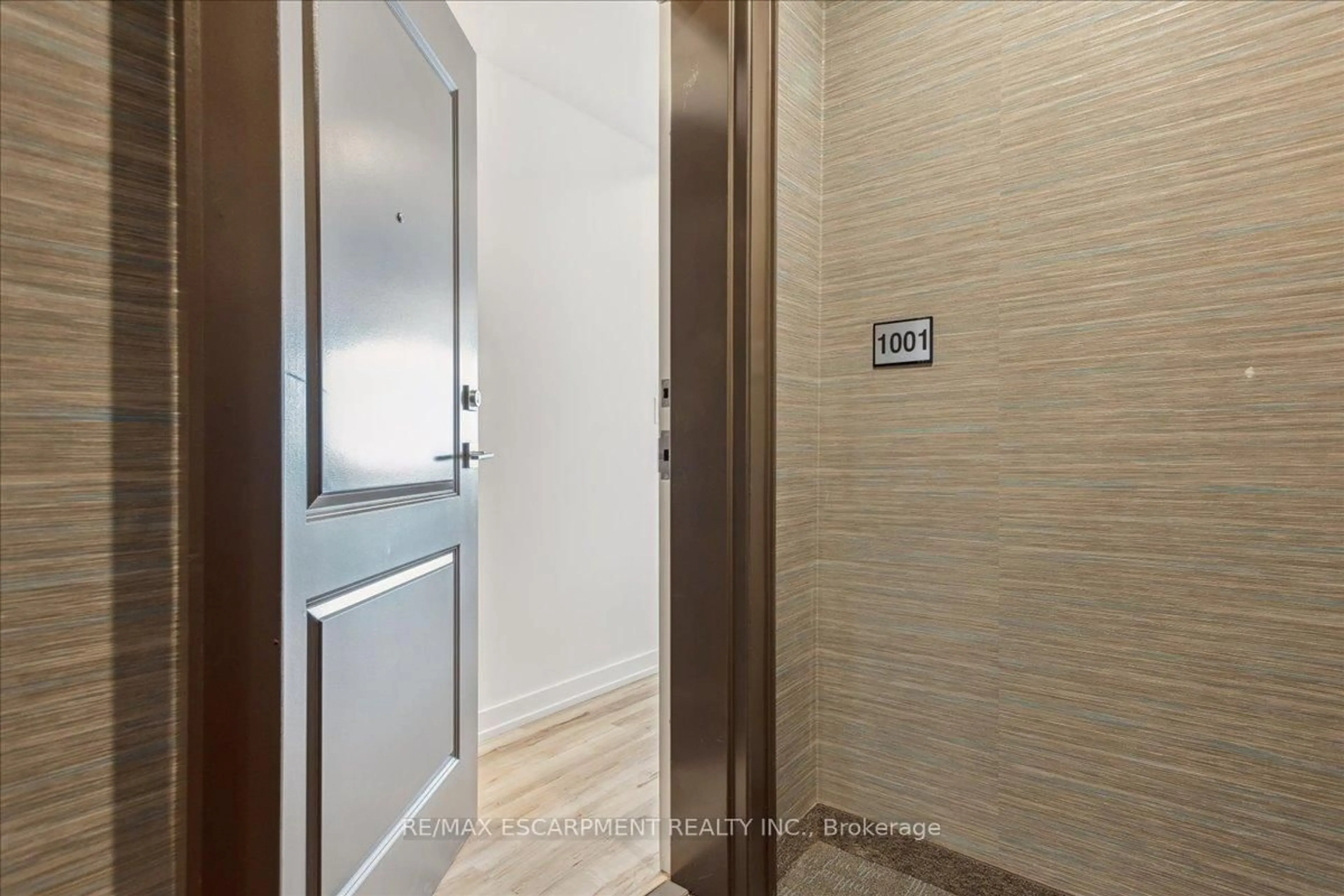 Indoor foyer for 450 Dundas St #1001, Hamilton Ontario L8B 1Z2
