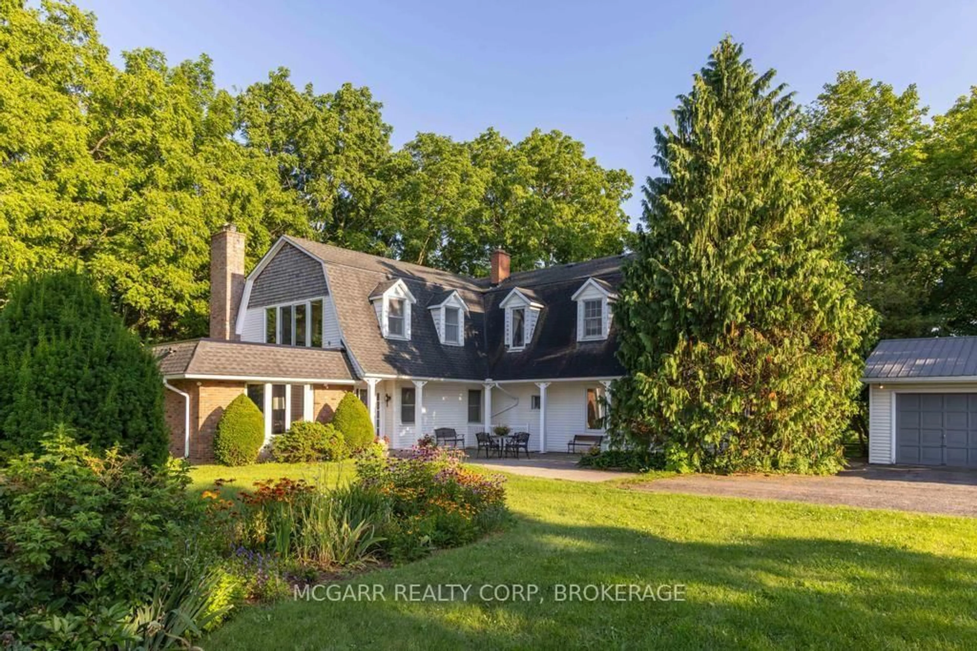 A pic from outside/outdoor area/front of a property/back of a property/a pic from drone, unknown for 1258 Lakeshore Rd, St. Catharines Ontario L2R 6P9