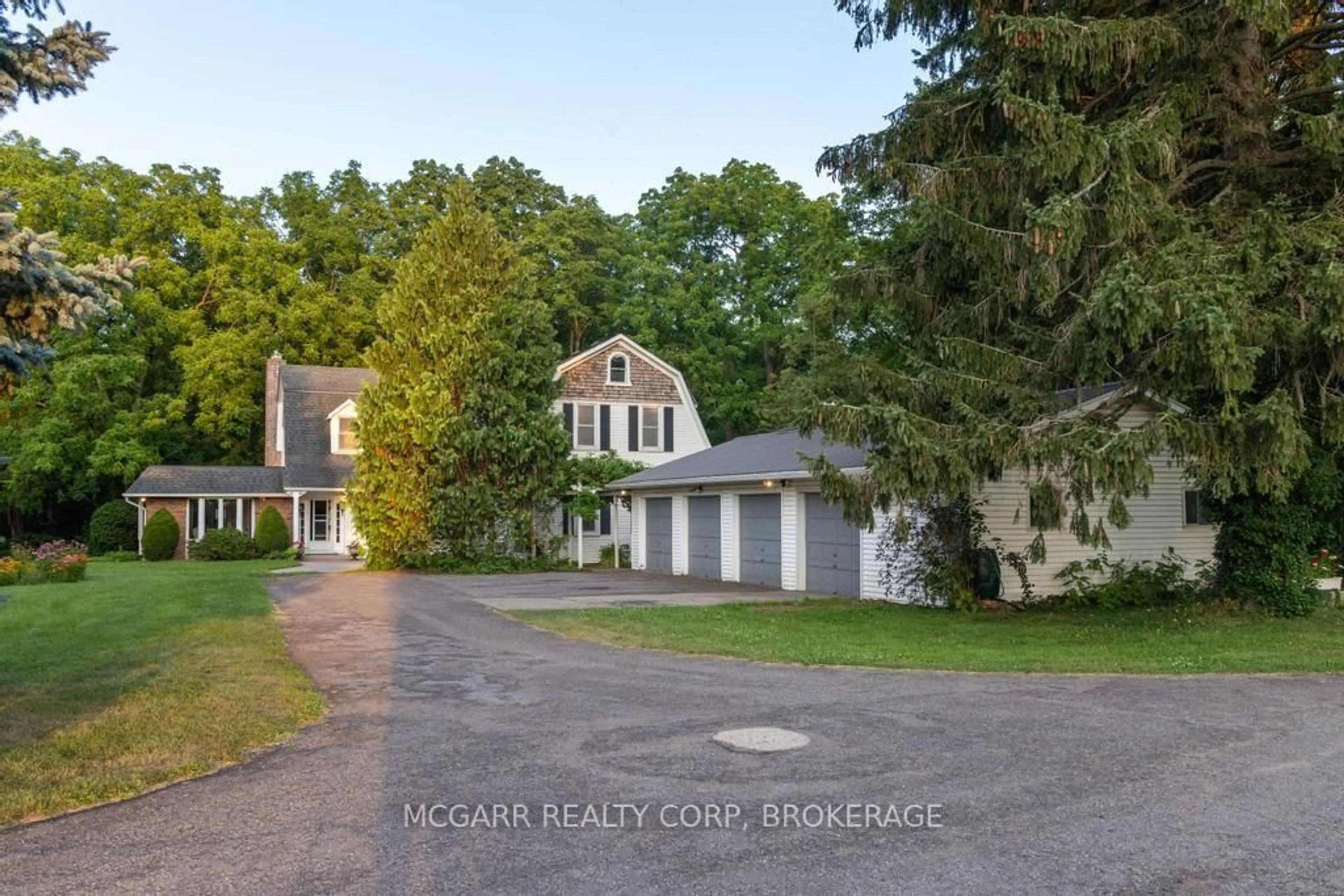 A pic from outside/outdoor area/front of a property/back of a property/a pic from drone, unknown for 1258 Lakeshore Rd, St. Catharines Ontario L2R 6P9