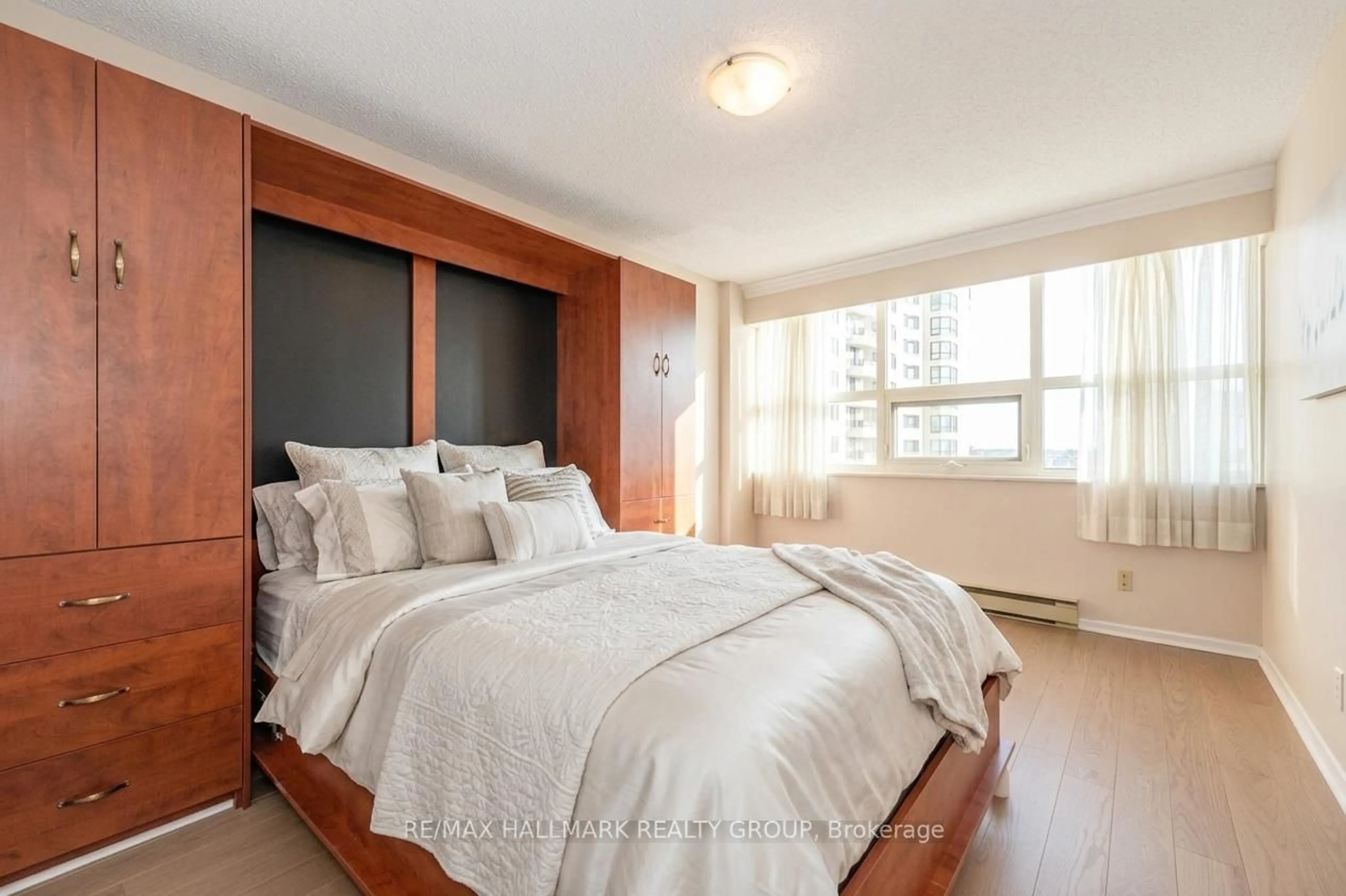 Bedroom with bed, wood/laminate floor for 1510 Riverside Dr #1702, Ottawa Ontario K1G 4X5