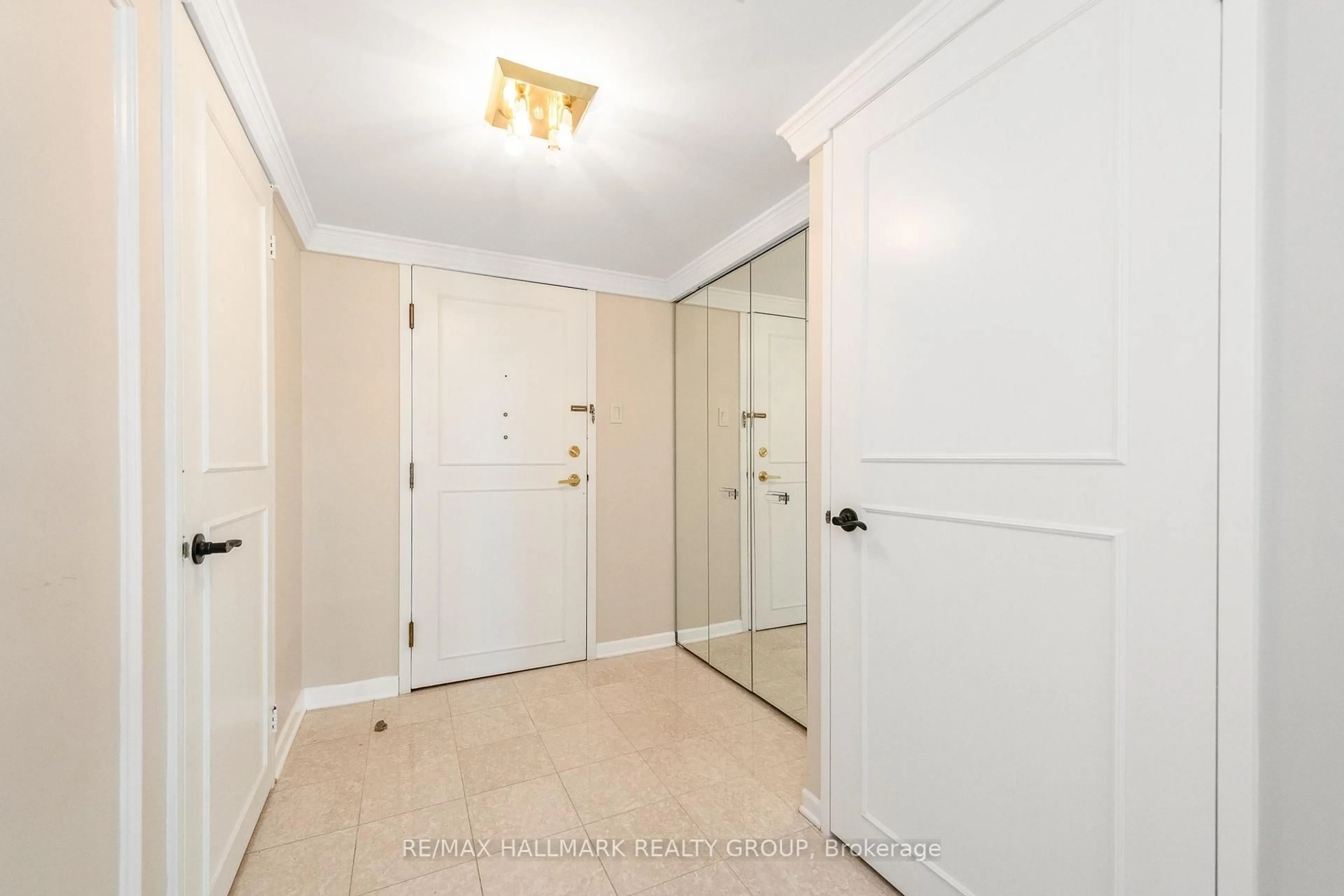 Indoor entryway for 1510 Riverside Dr #1702, Ottawa Ontario K1G 4X5