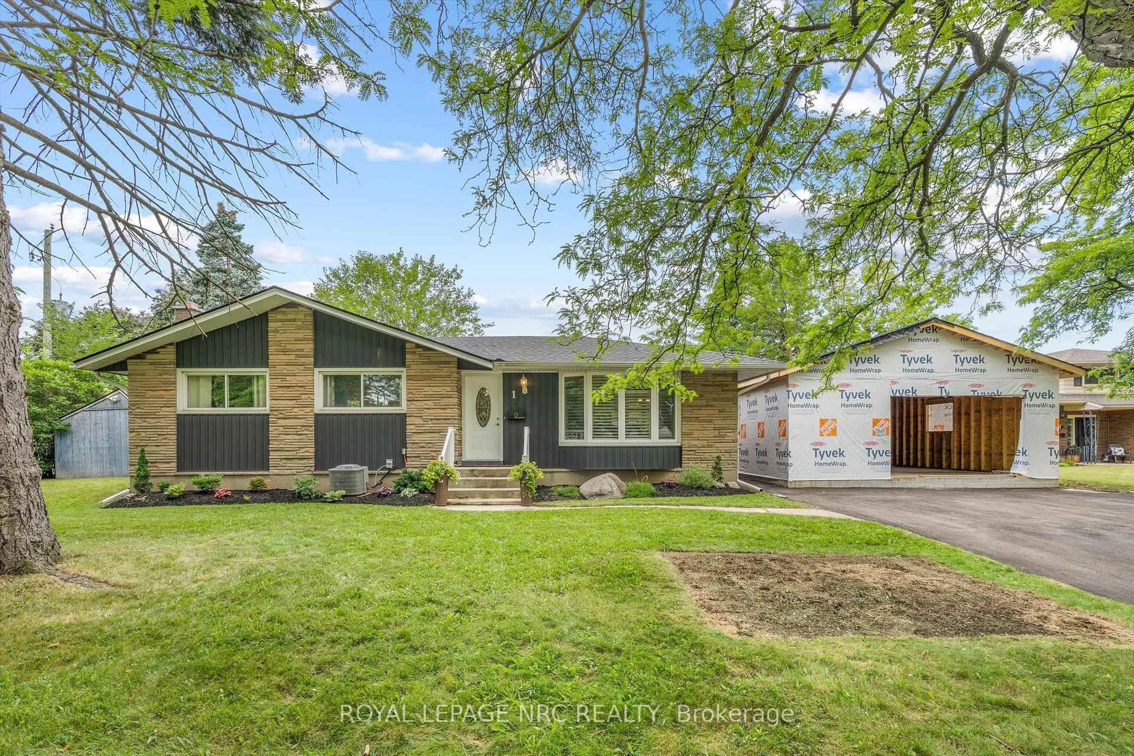 Home with vinyl exterior material, street for 1 Kingston Bay, St. Catharines Ontario L2M 4H6