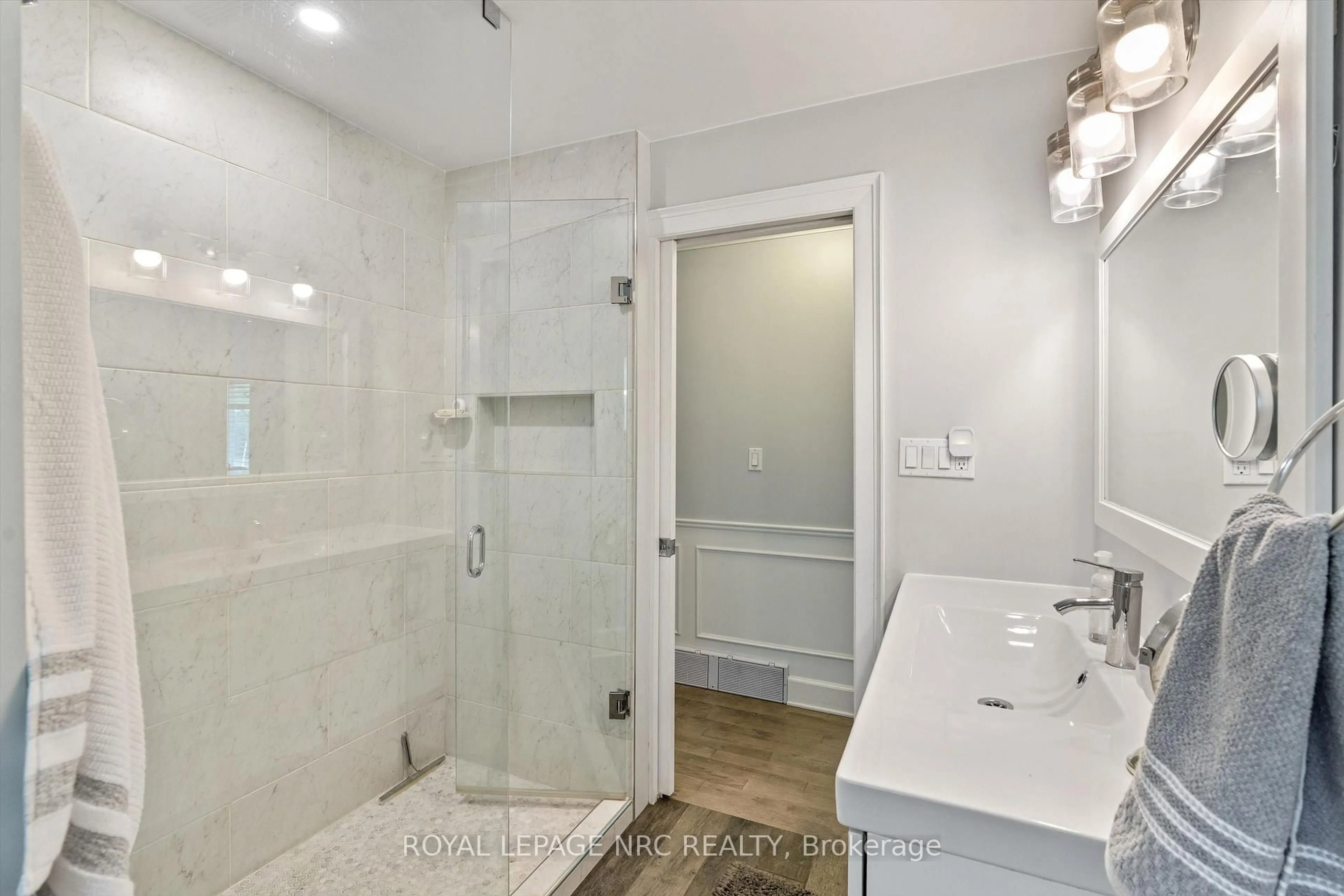 Contemporary bathroom, ceramic/tile floor for 1 Kingston Bay, St. Catharines Ontario L2M 4H6