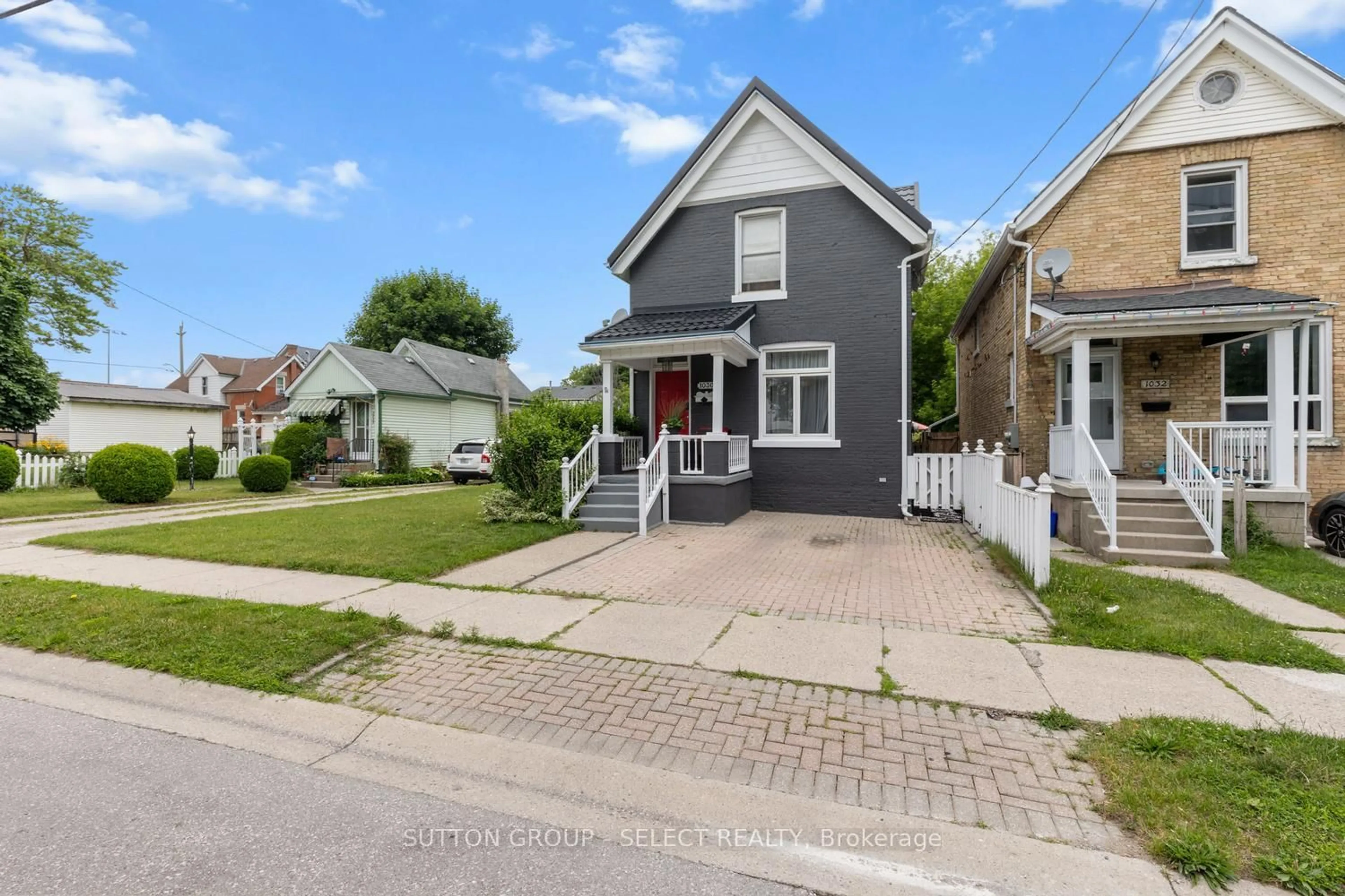 A pic from outside/outdoor area/front of a property/back of a property/a pic from drone, street for 1030 York St, London East Ontario N5W 2T5