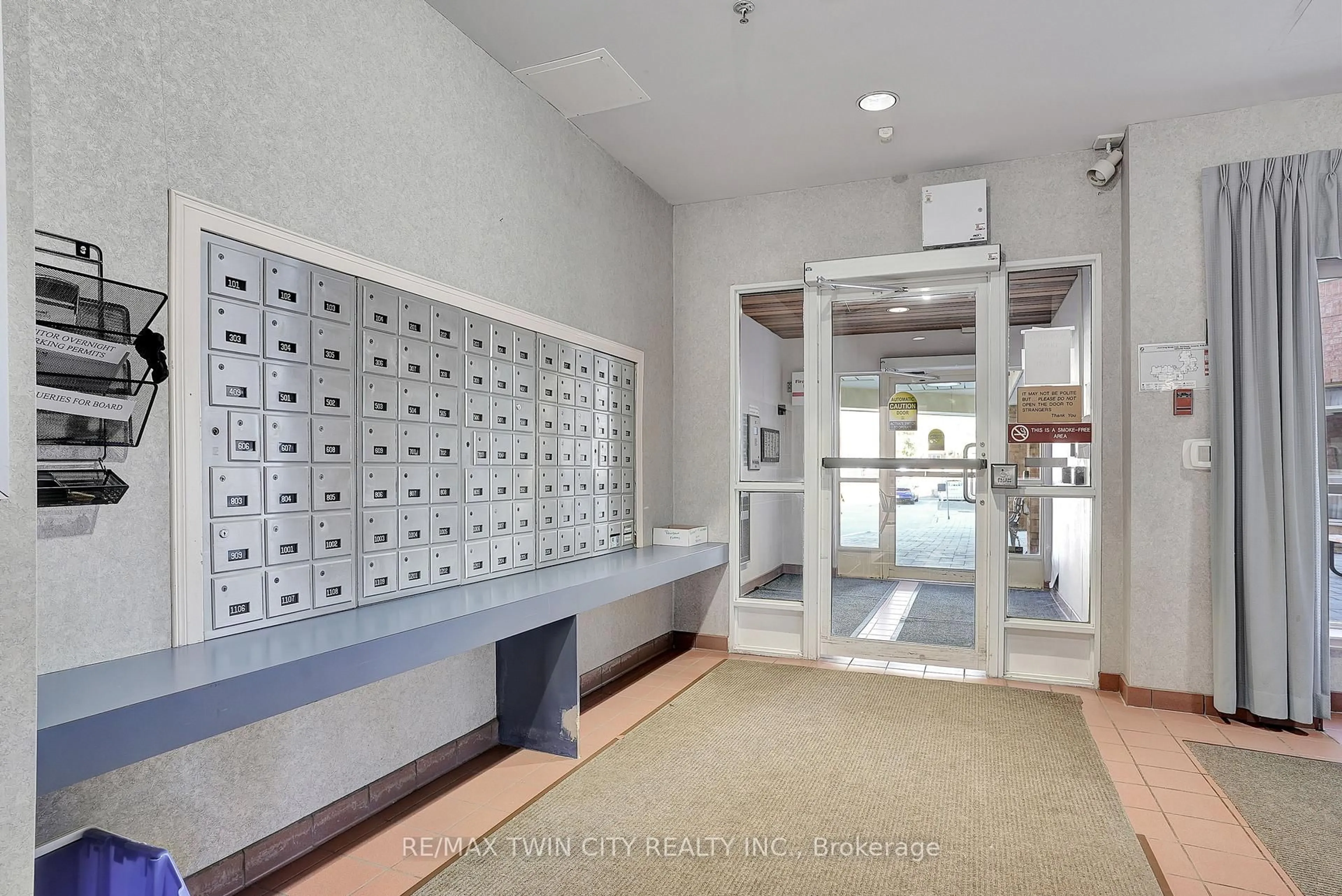 Indoor foyer for 1414 King St #703, Kitchener Ontario N2G 4T8