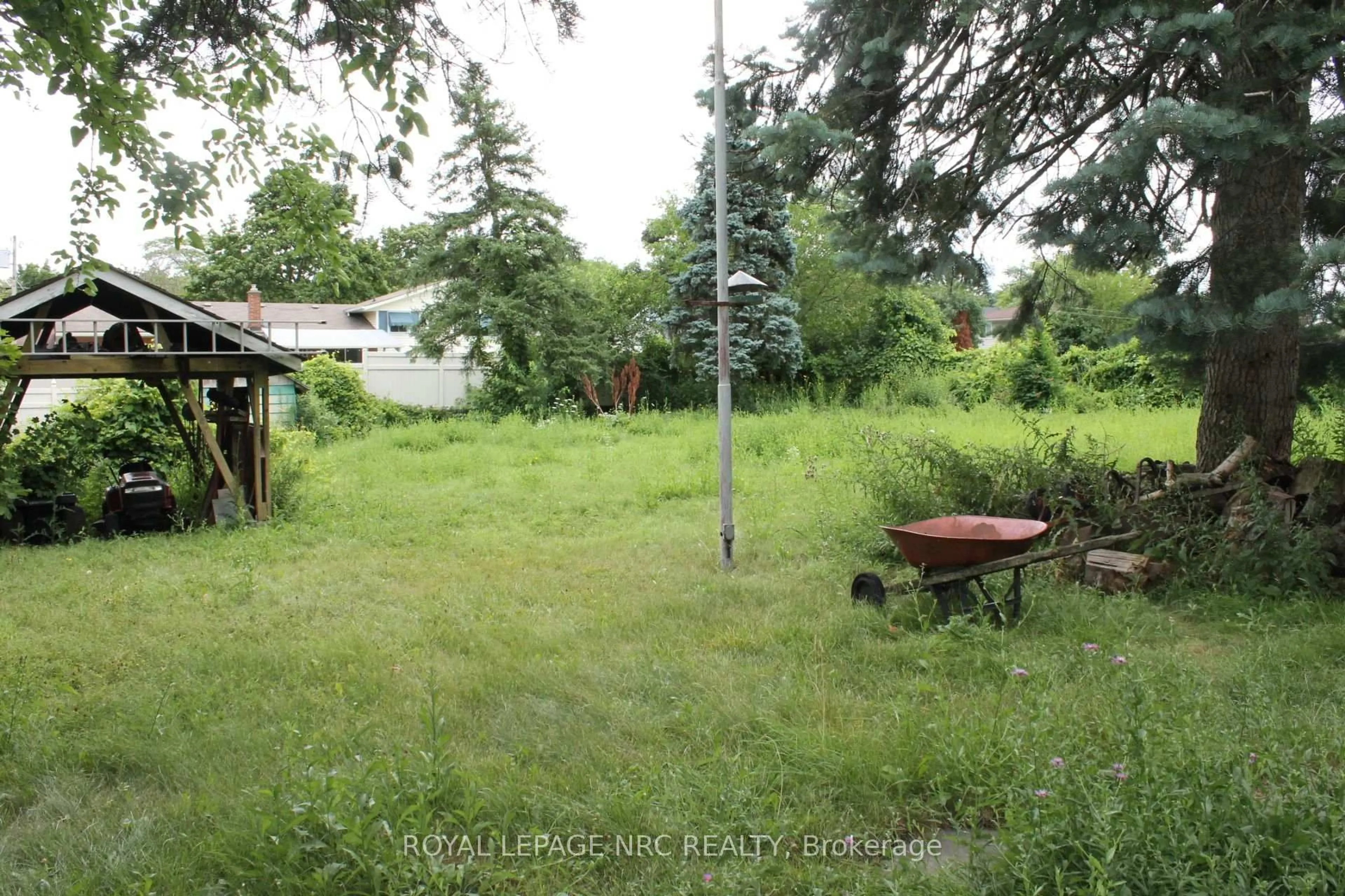 Patio, forest/trees view for 20 Woodmount Dr, St. Catharines Ontario L2T 2X9