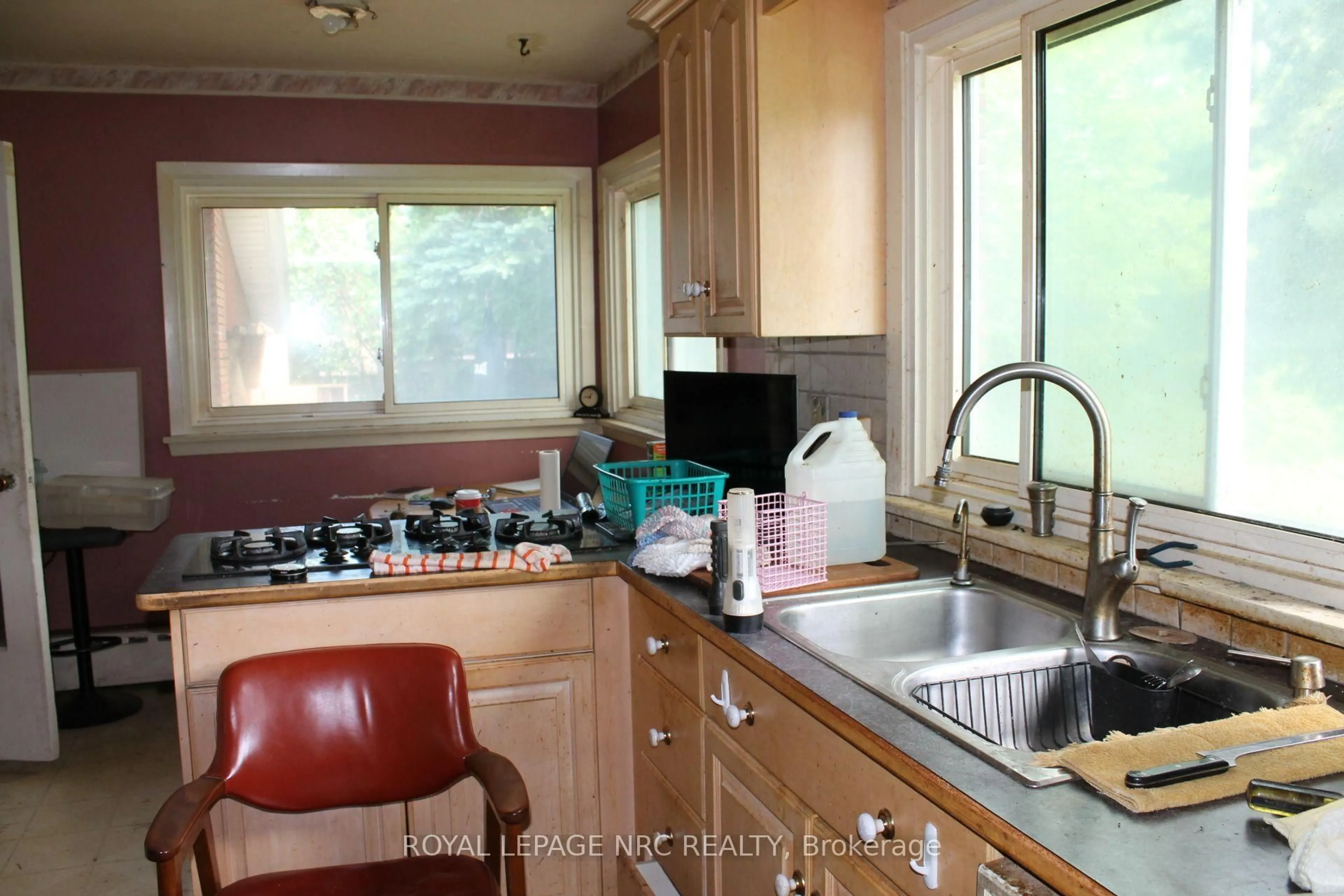 Standard kitchen, unknown for 20 Woodmount Dr, St. Catharines Ontario L2T 2X9