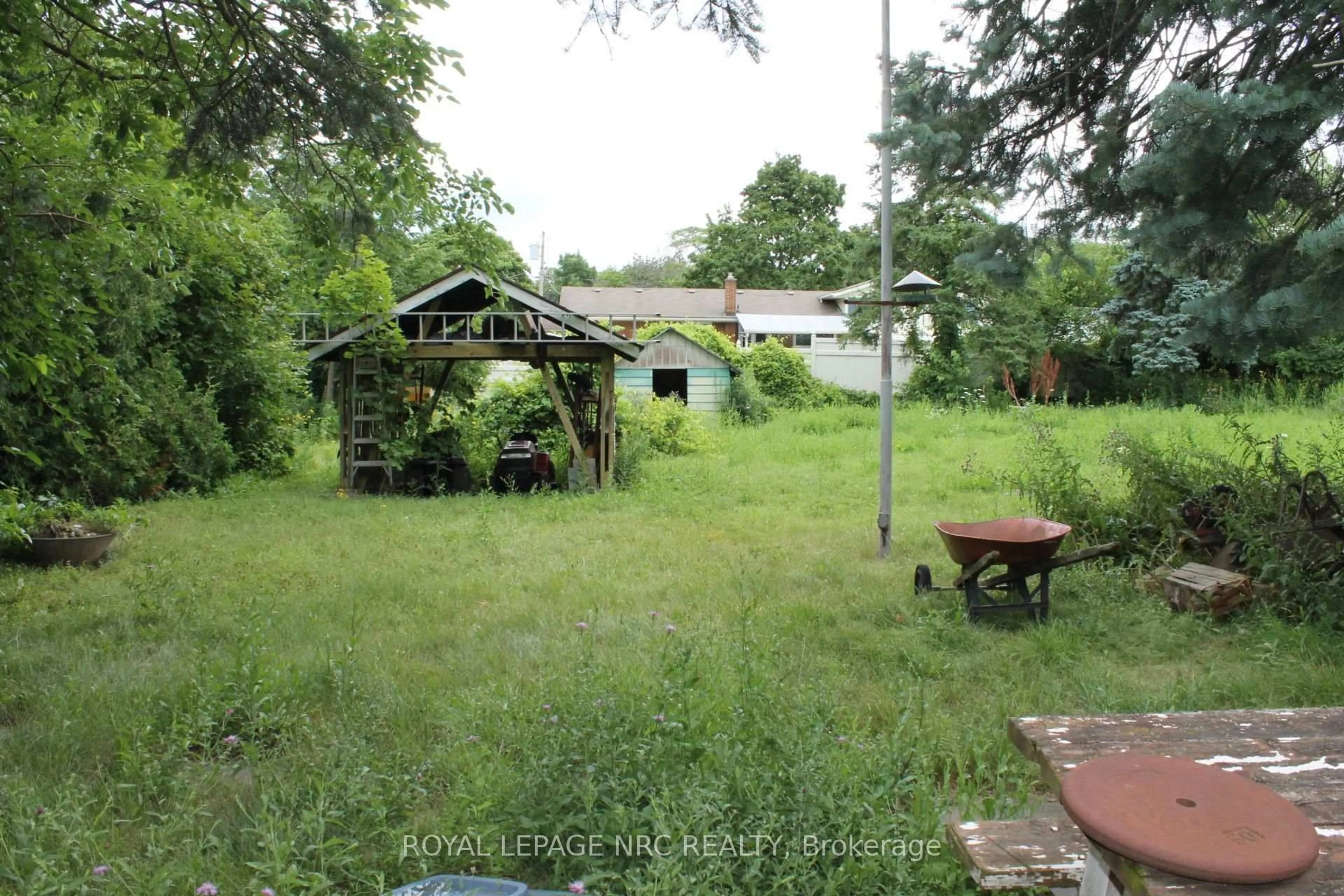 Patio, unknown for 20 Woodmount Dr, St. Catharines Ontario L2T 2X9