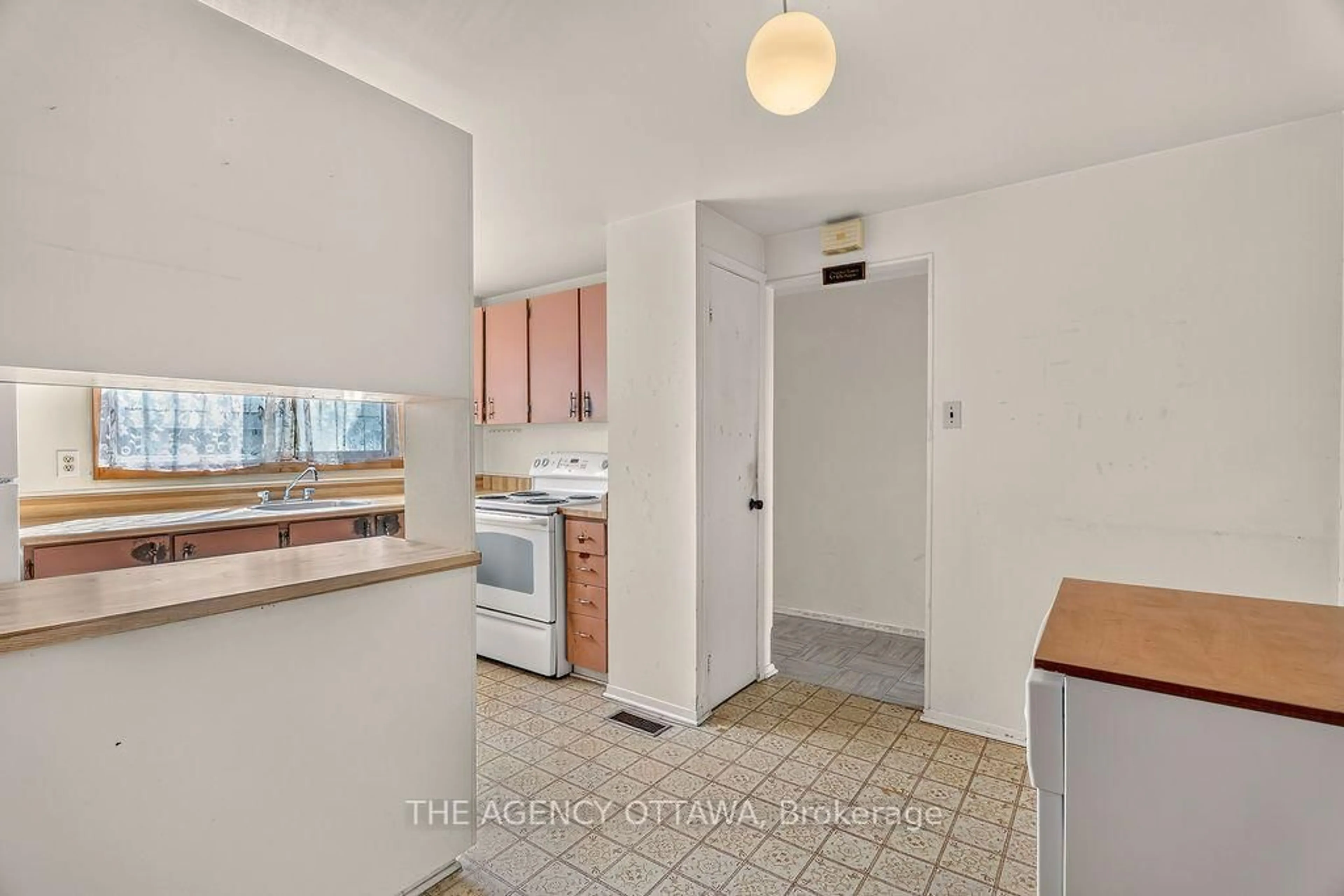Standard kitchen, ceramic/tile floor for 1464 Heatherington Rd #45, Ottawa Ontario K1V 6S1