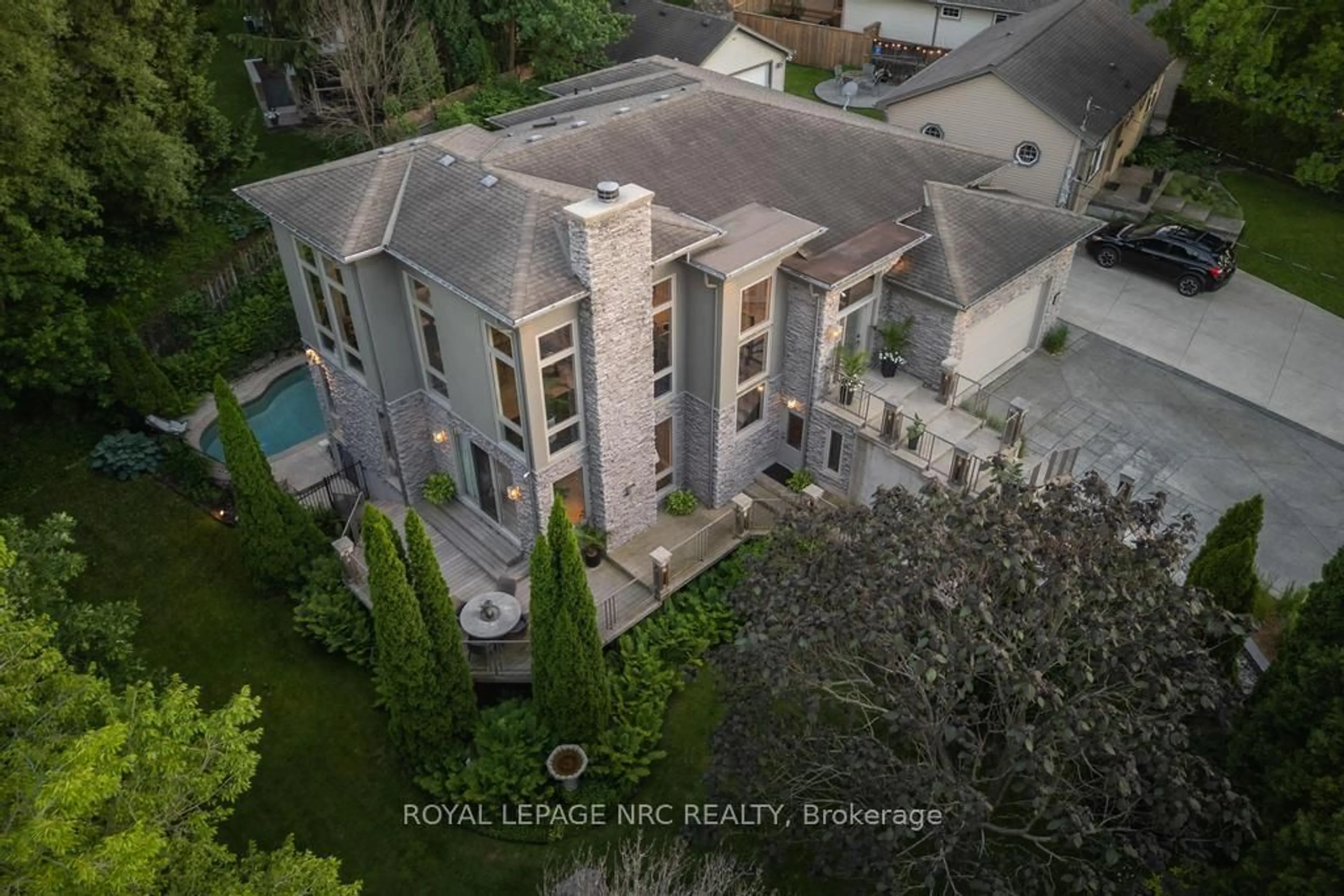A pic from outside/outdoor area/front of a property/back of a property/a pic from drone, unknown for 164A Lakeshore Rd, St. Catharines Ontario L2N 2V1