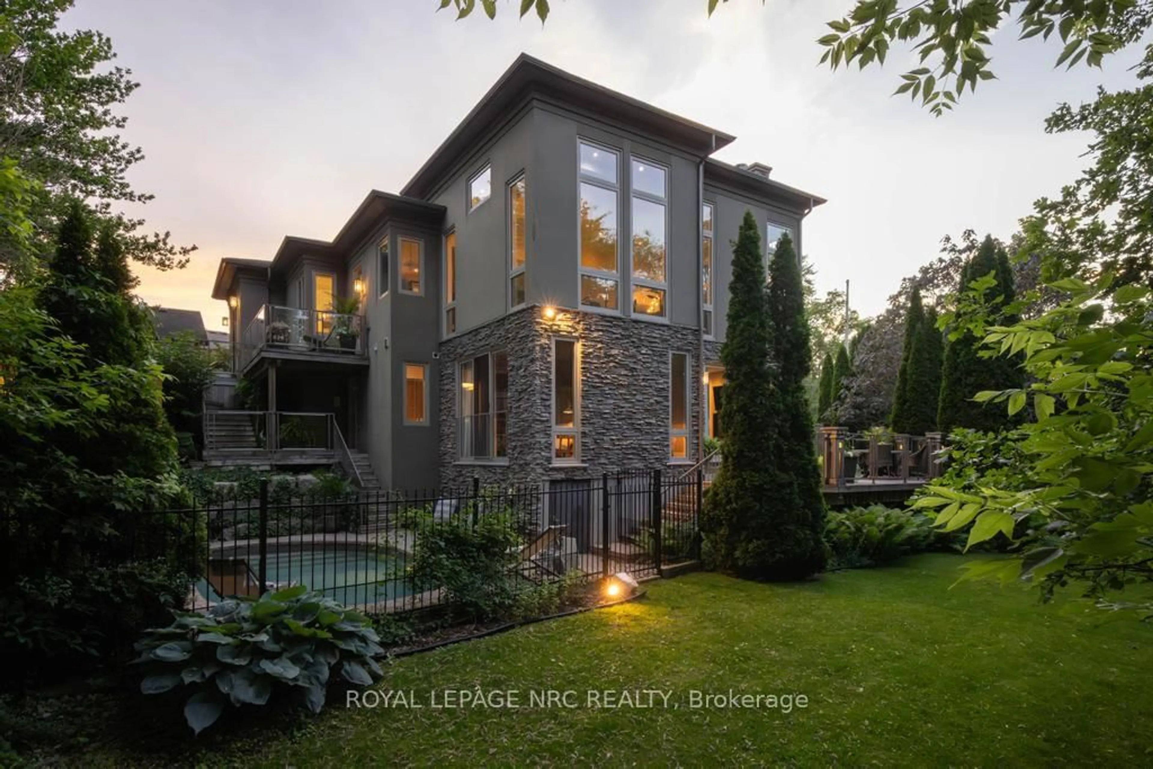 Home with brick exterior material, unknown for 164A Lakeshore Rd, St. Catharines Ontario L2N 2V1