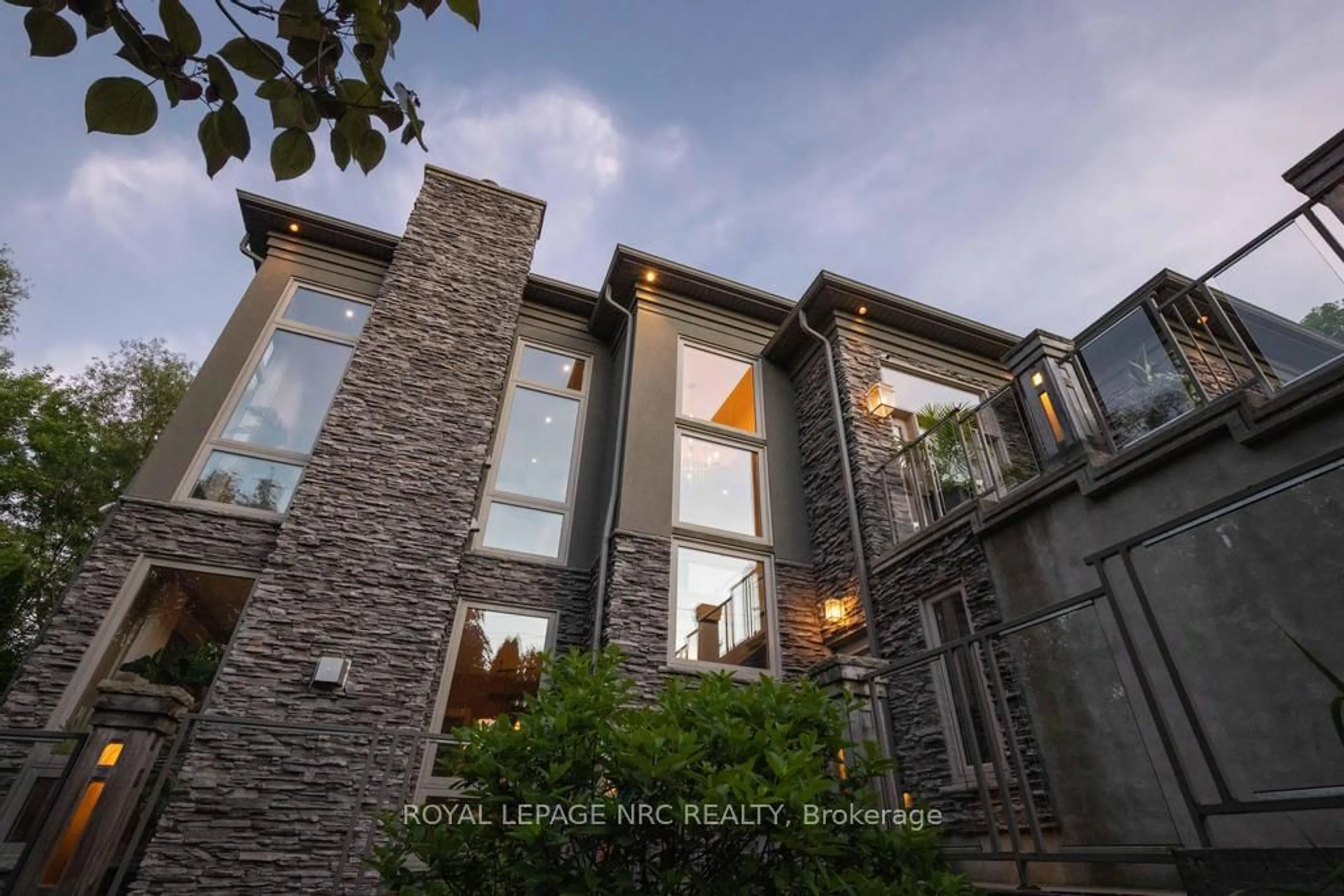 Home with brick exterior material, building for 164A Lakeshore Rd, St. Catharines Ontario L2N 2V1