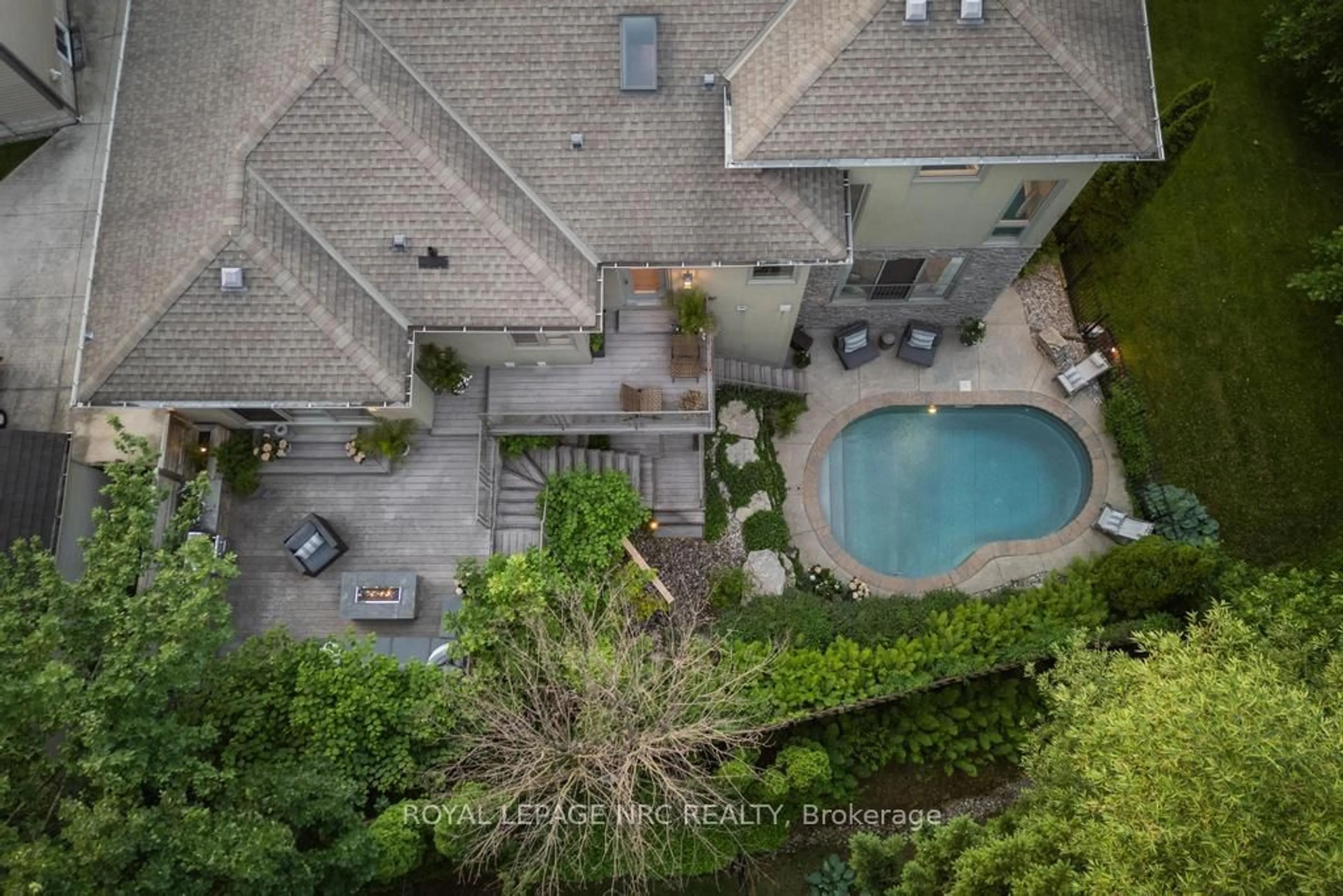 A pic from outside/outdoor area/front of a property/back of a property/a pic from drone, city buildings view from balcony for 164A Lakeshore Rd, St. Catharines Ontario L2N 2V1