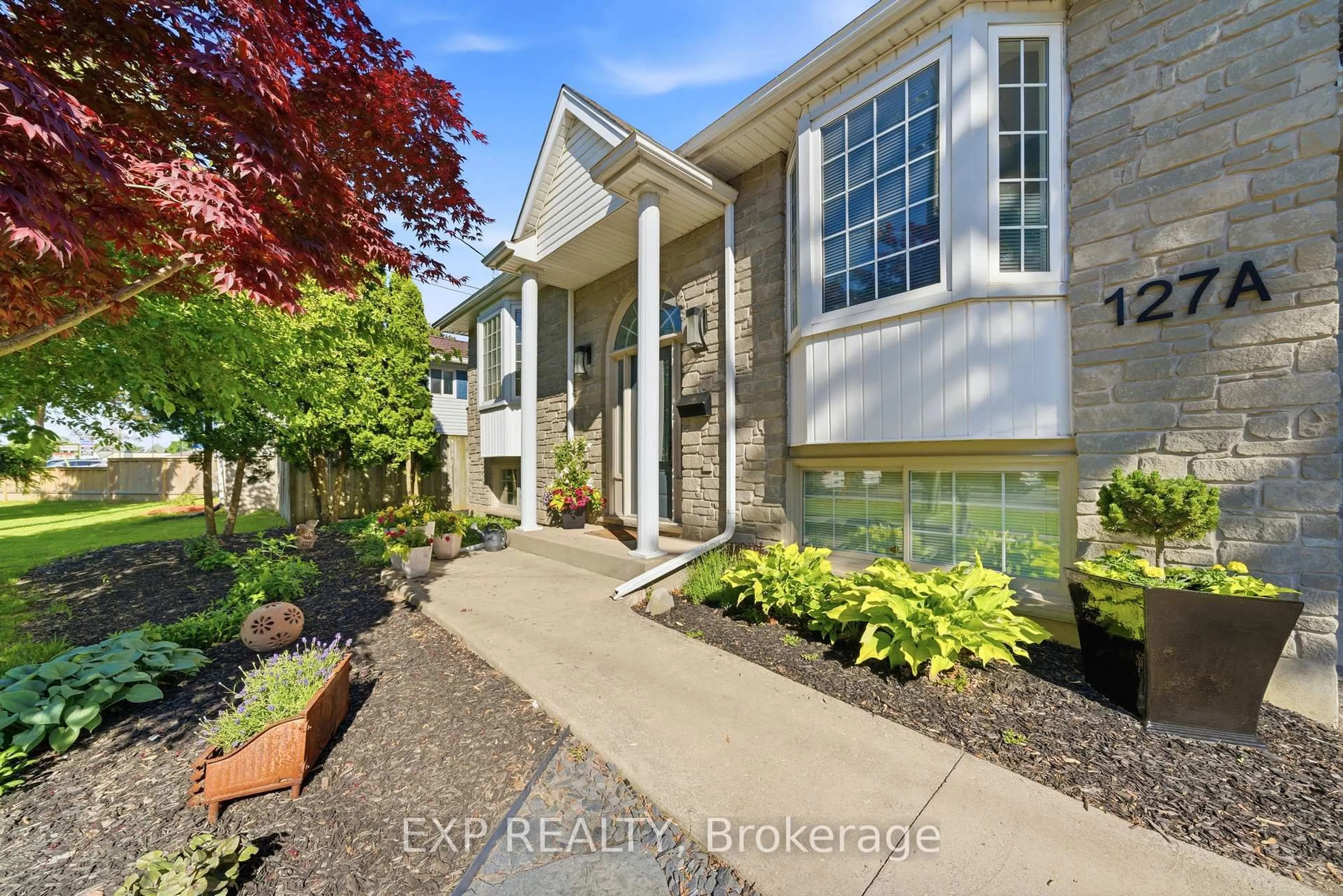 Indoor entryway for 127A Lakeshore Rd, St. Catharines Ontario L2N 2T8