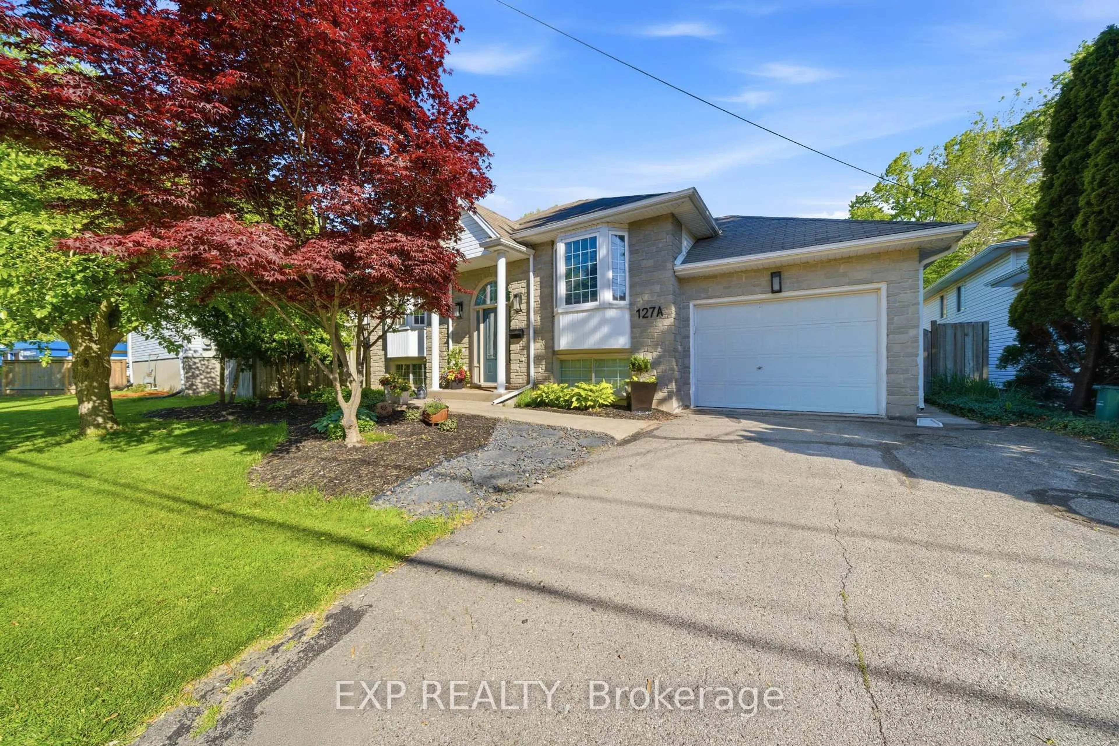 A pic from outside/outdoor area/front of a property/back of a property/a pic from drone, street for 127A Lakeshore Rd, St. Catharines Ontario L2N 2T8