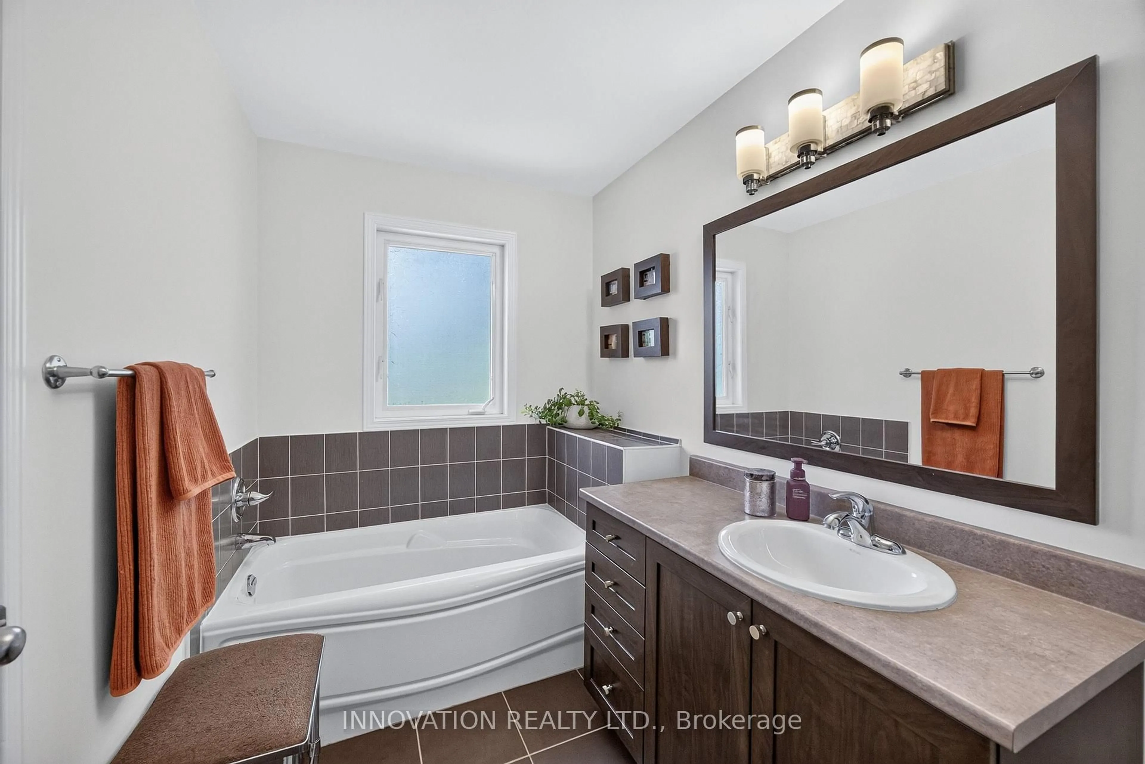 Contemporary bathroom, ceramic/tile floor for 176 Parkrose Private, Ottawa Ontario K4A 0N8