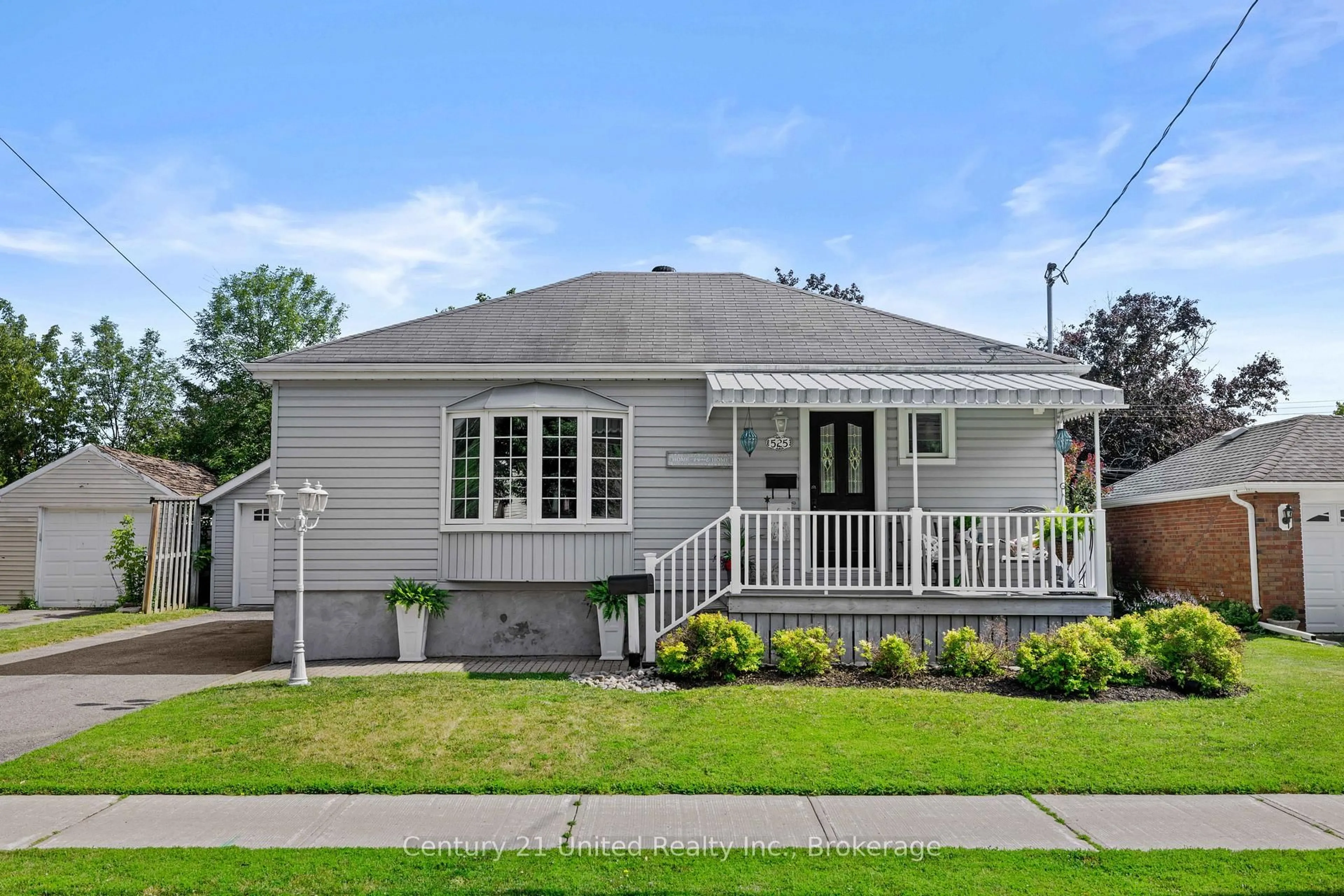 Home with vinyl exterior material, street for 525 Howden St, Peterborough Ontario K9J 4B4