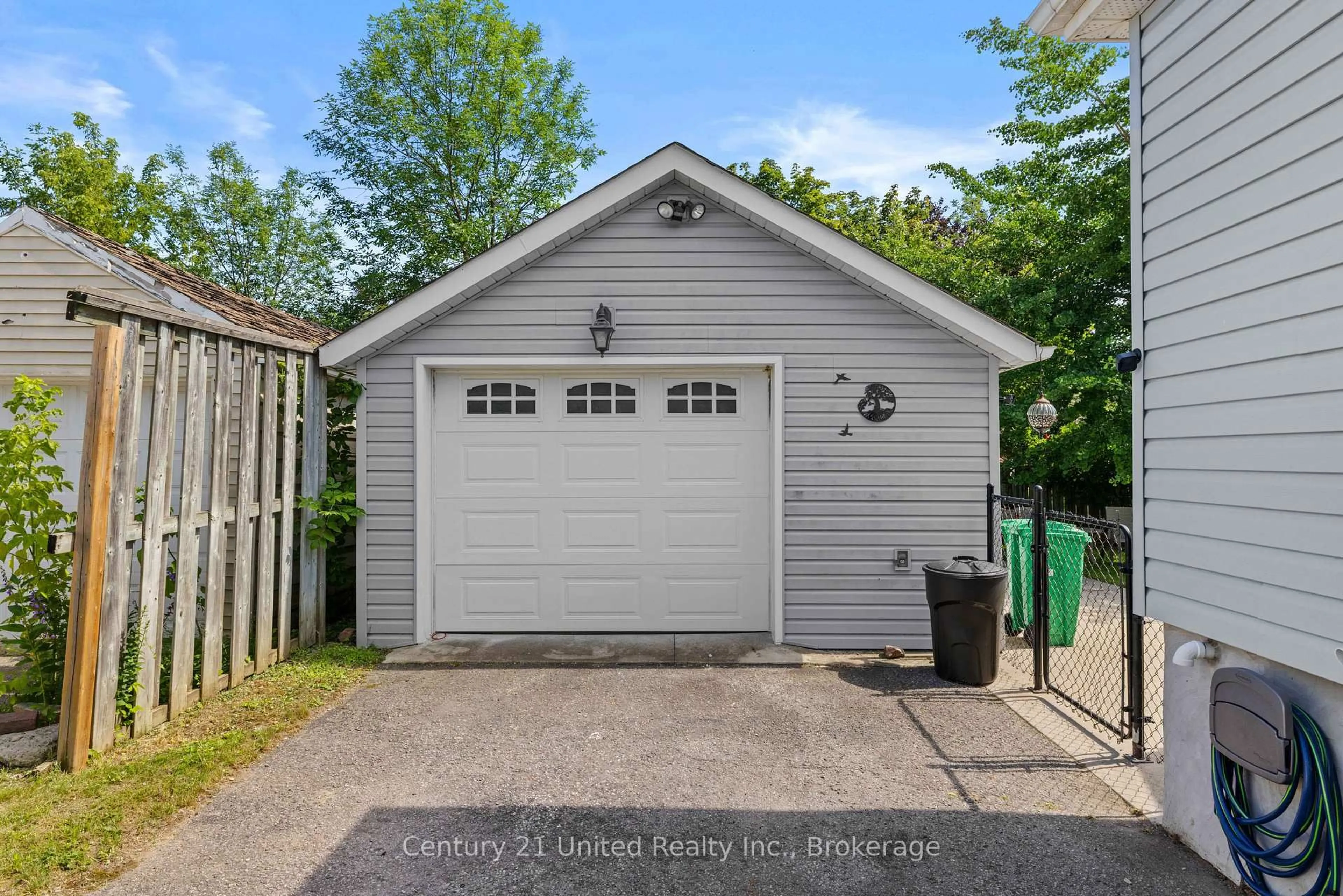 Indoor garage for 525 Howden St, Peterborough Ontario K9J 4B4