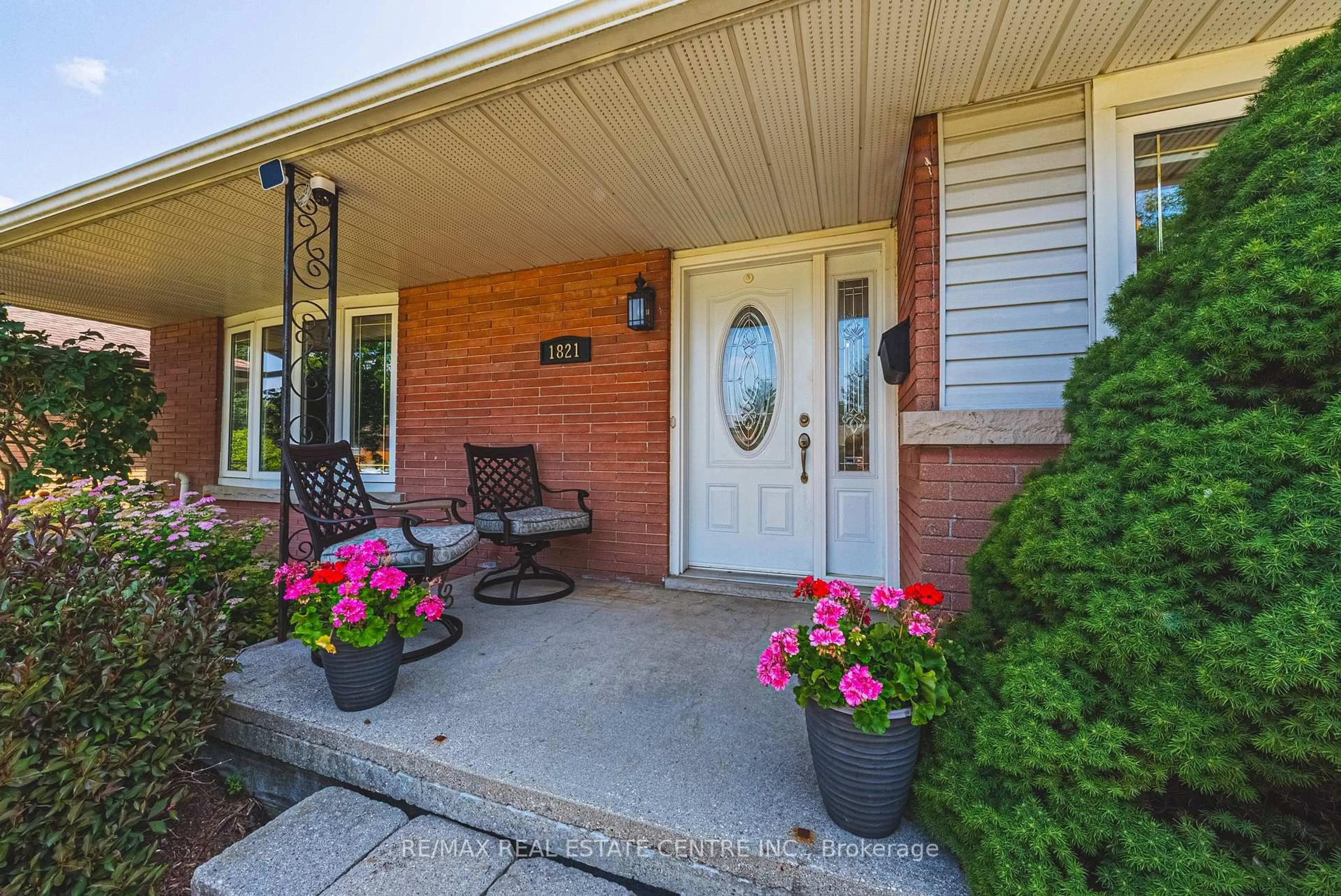 Indoor entryway for 1821 Biscayne Dr, Cambridge Ontario N3H 4R2