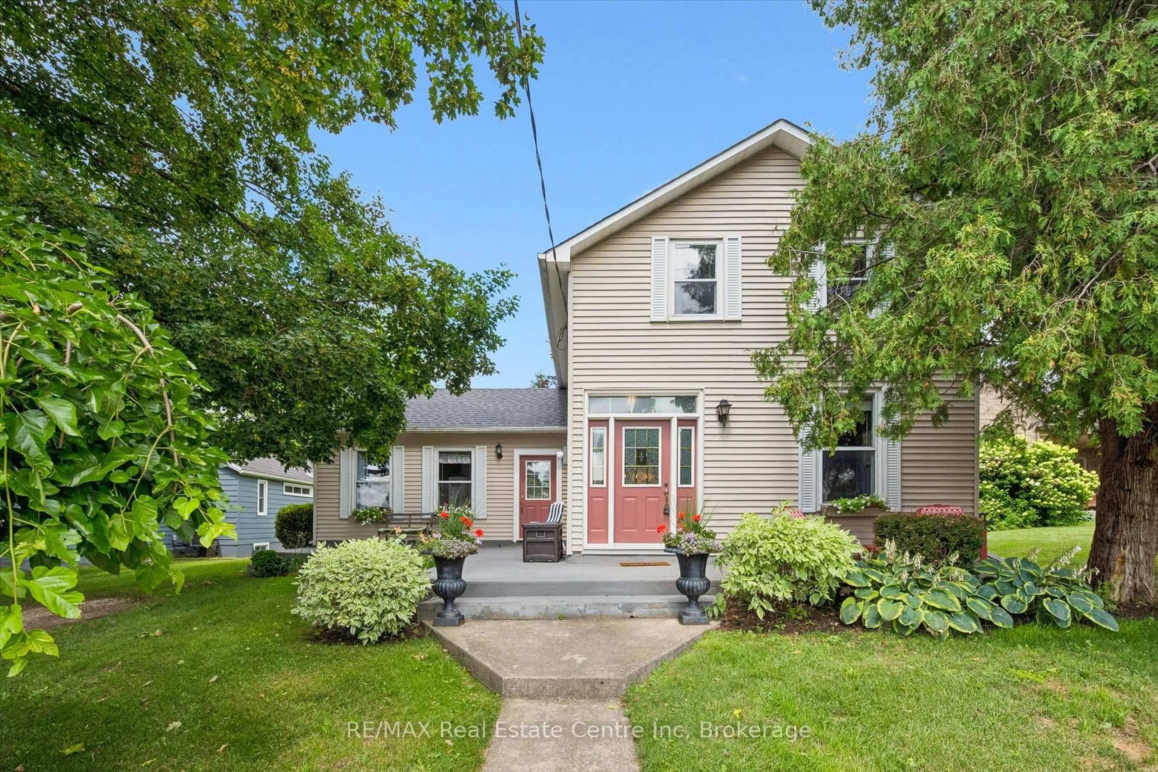 Home with vinyl exterior material, street for 25 Badenoch St, Puslinch Ontario N0B 2C0