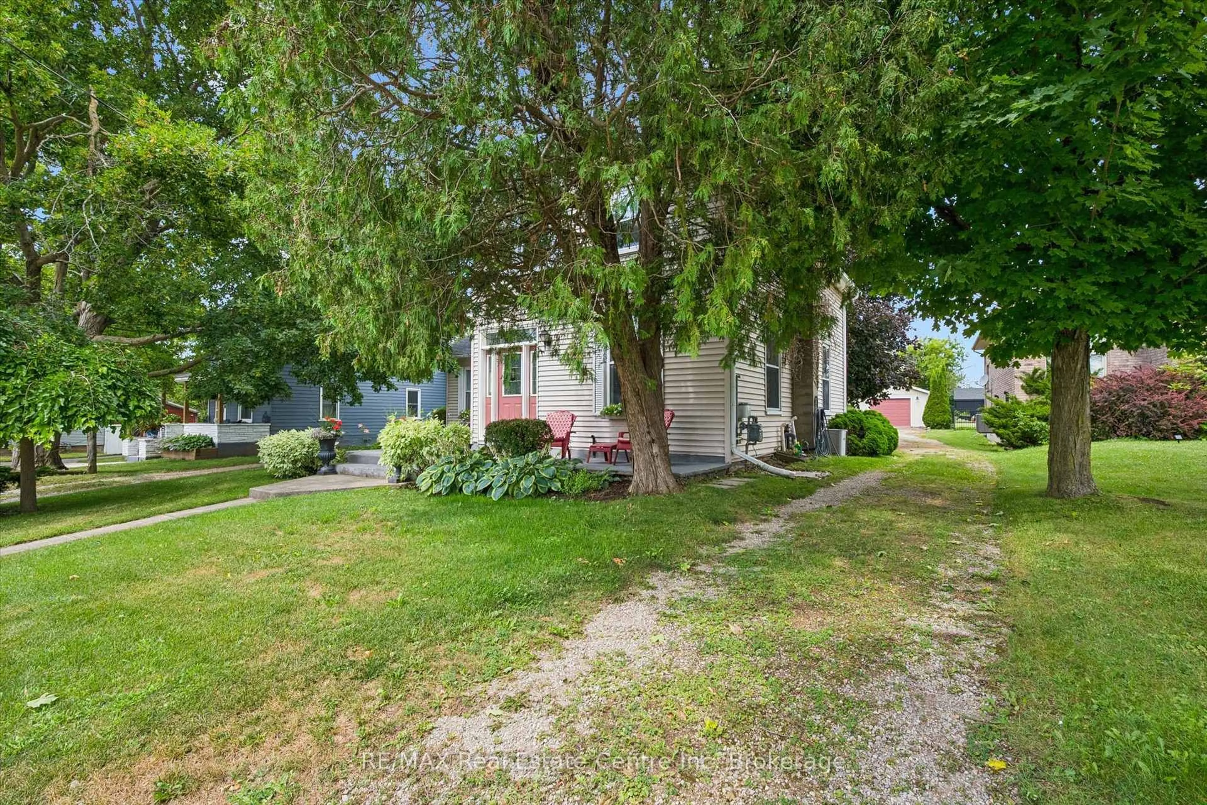 A pic from outside/outdoor area/front of a property/back of a property/a pic from drone, street for 25 Badenoch St, Puslinch Ontario N0B 2C0