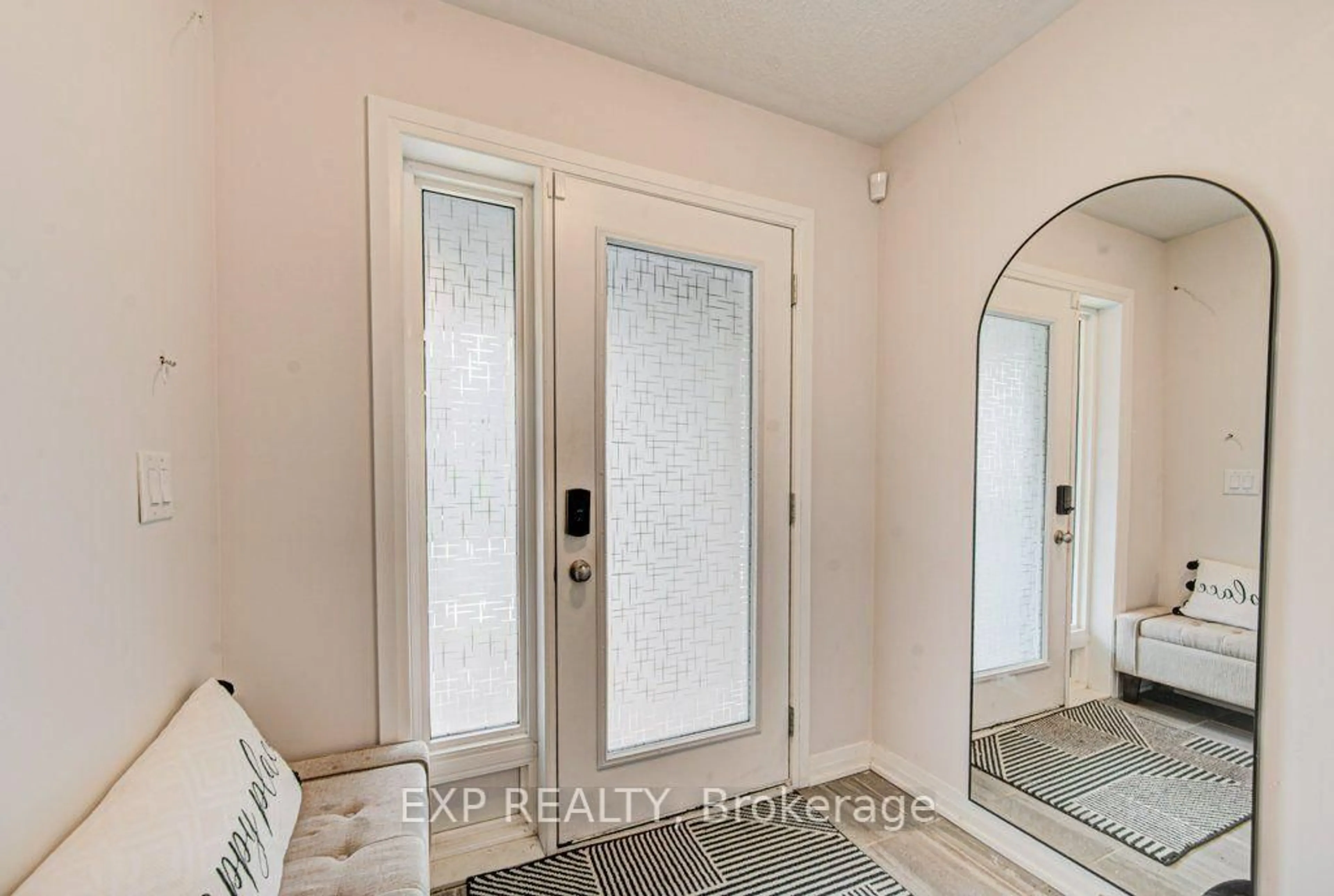 Indoor entryway for 585 Colborne St #1302, Brantford Ontario N2S 0K4