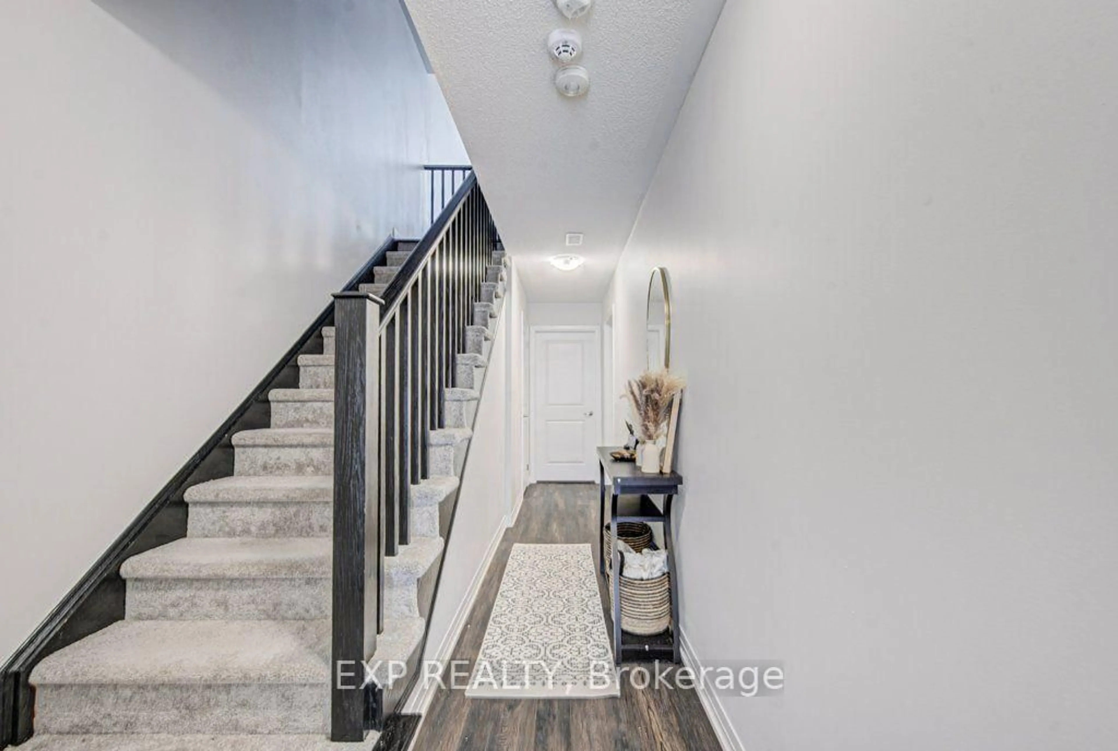 Indoor entryway for 585 Colborne St #1302, Brantford Ontario N2S 0K4