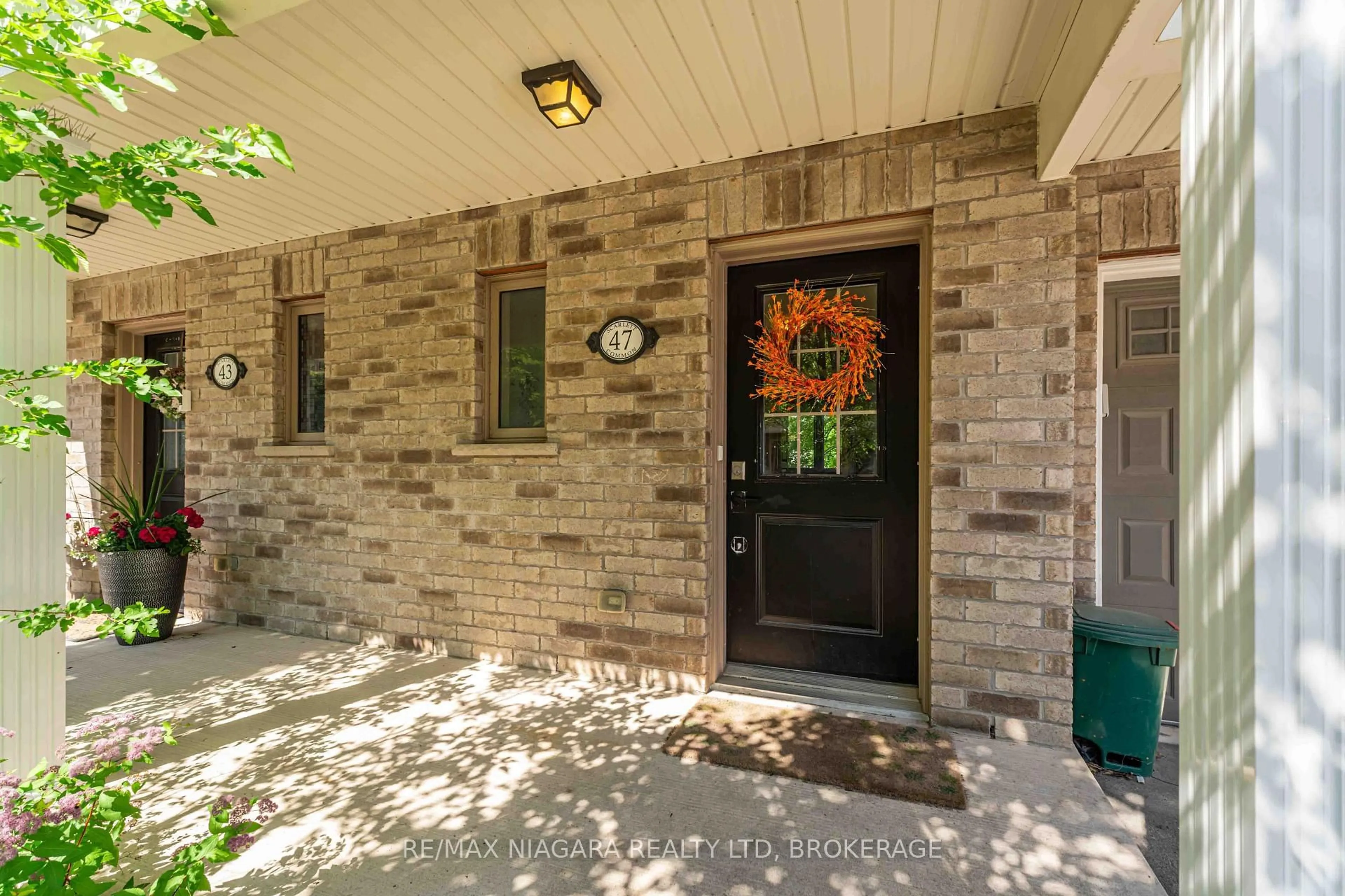 Indoor entryway for 47 Scarlett Common, St. Catharines Ontario L2P 0C4
