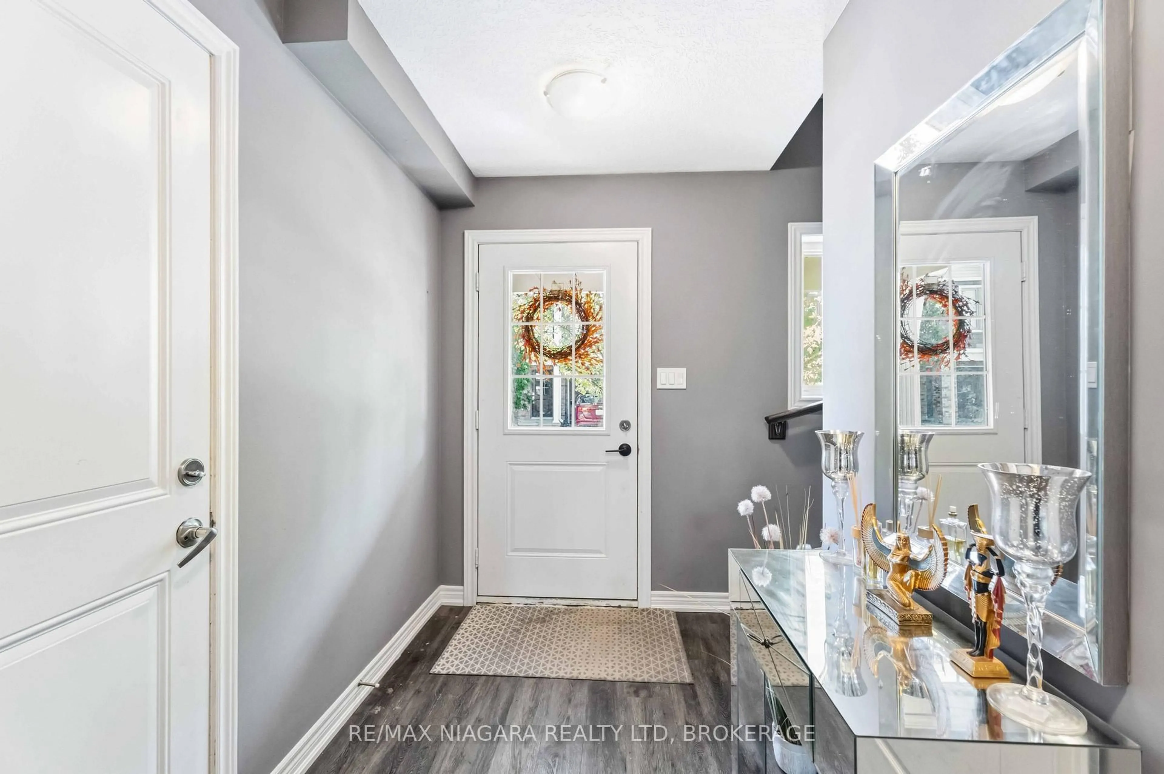 Indoor entryway for 47 Scarlett Common, St. Catharines Ontario L2P 0C4