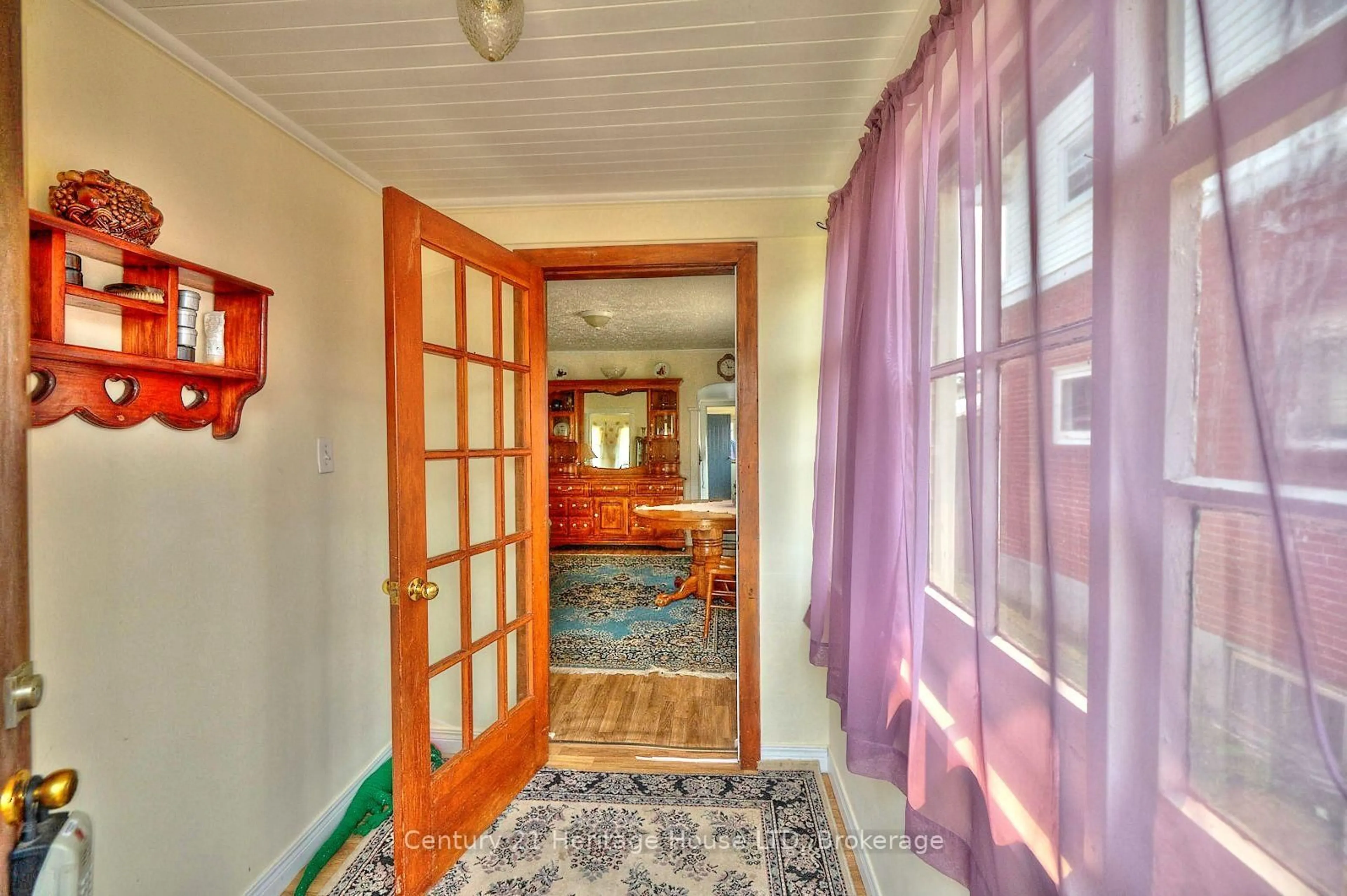 Indoor foyer for 231 Dufferin St, Fort Erie Ontario L2A 2T7