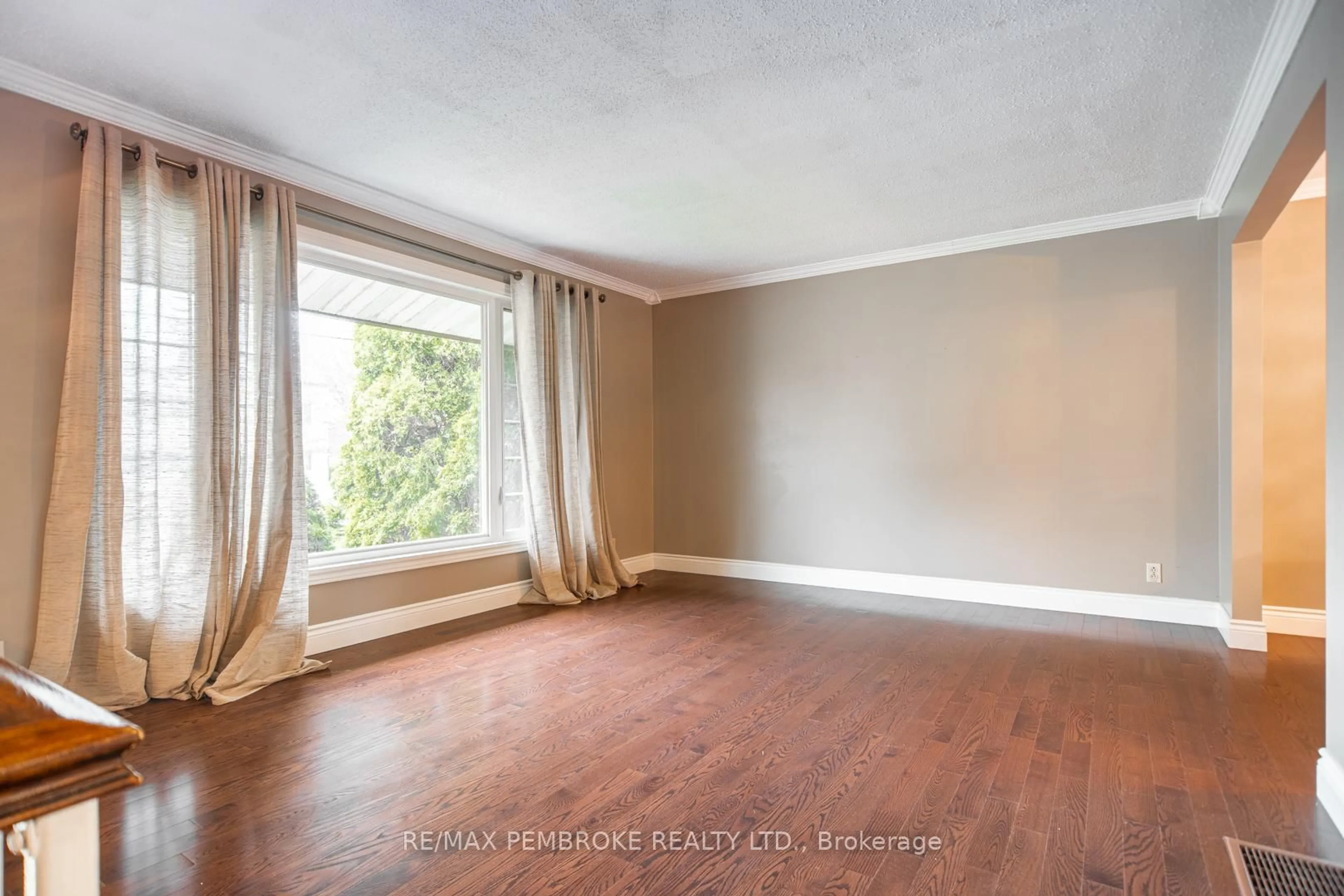 A pic of a room for 486 Irving St, Pembroke Ontario K8A 2T4