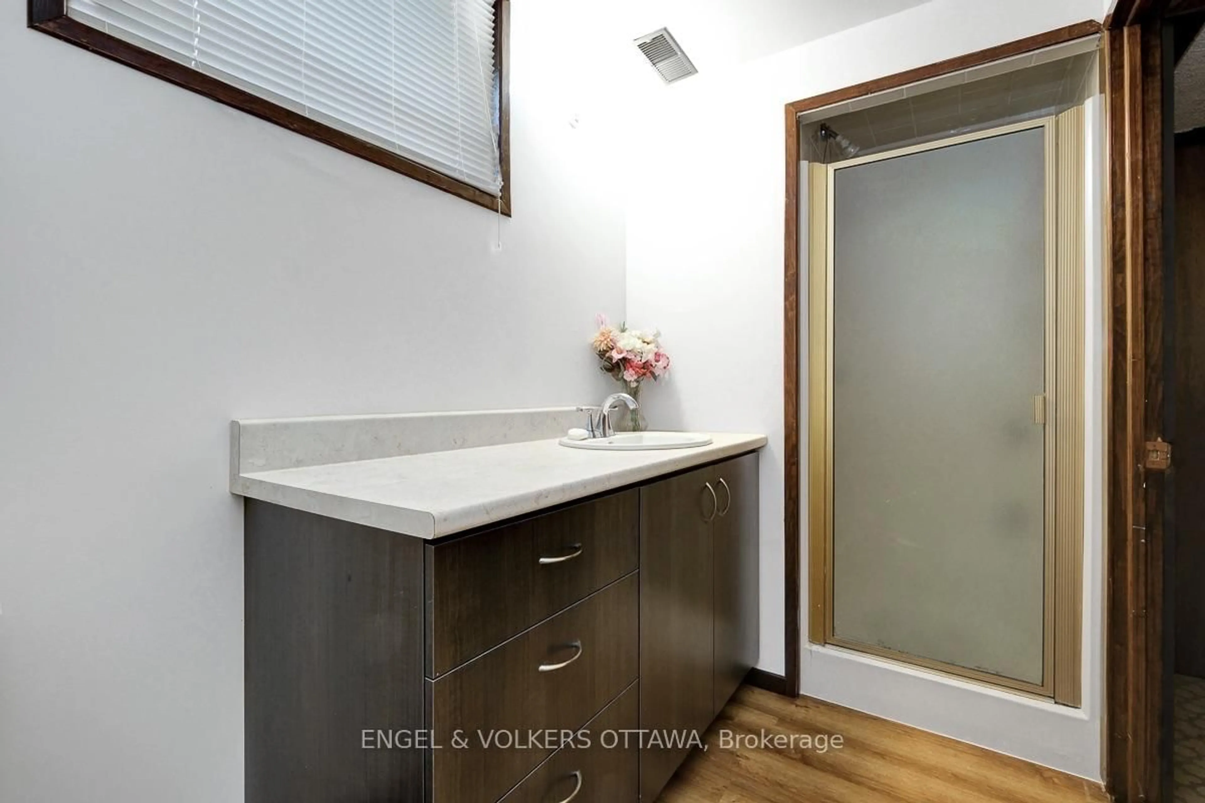 Standard bathroom, unknown for 2695 Hickson Cres, Ottawa Ontario K2H 6Y5