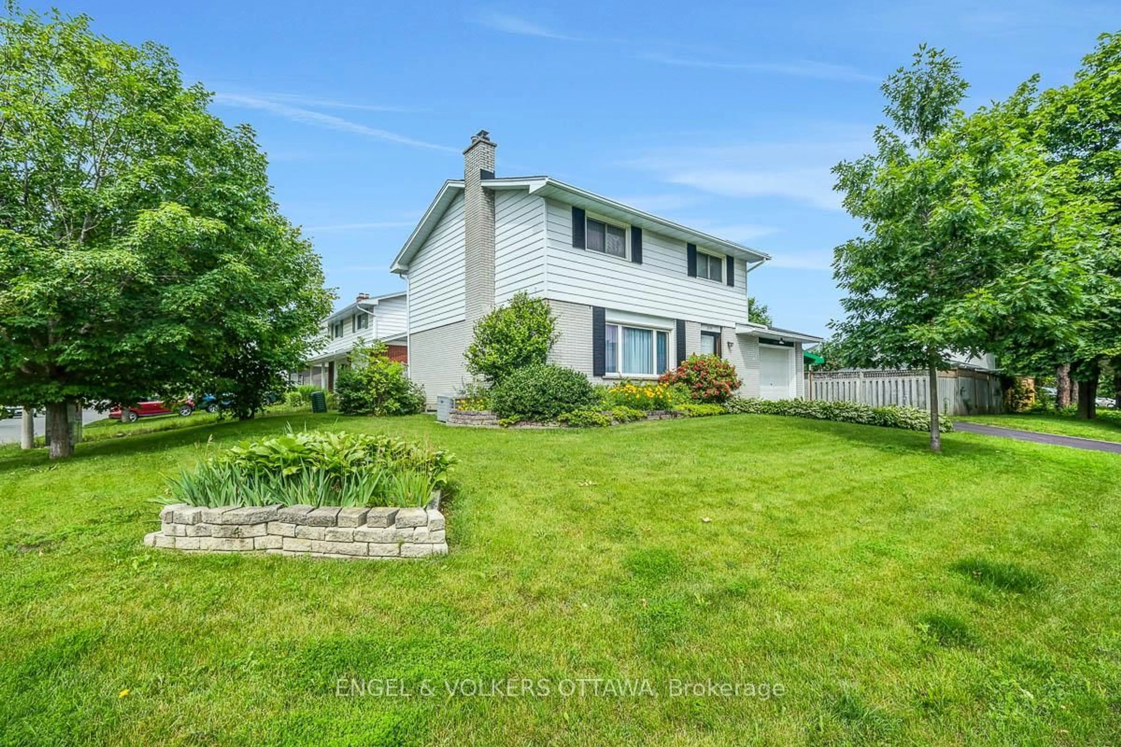 A pic from outside/outdoor area/front of a property/back of a property/a pic from drone, unknown for 2695 Hickson Cres, Ottawa Ontario K2H 6Y5