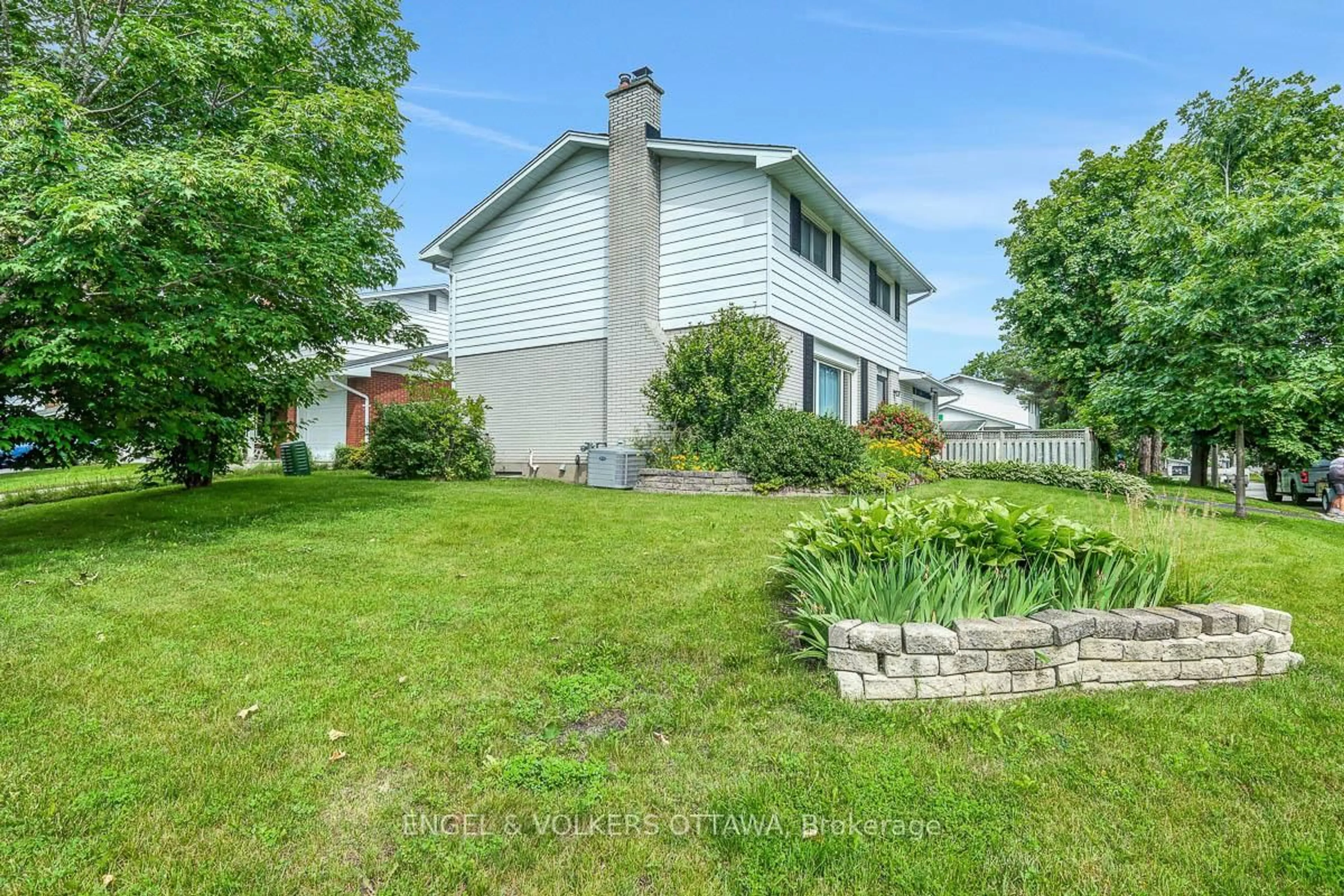 A pic from outside/outdoor area/front of a property/back of a property/a pic from drone, unknown for 2695 Hickson Cres, Ottawa Ontario K2H 6Y5