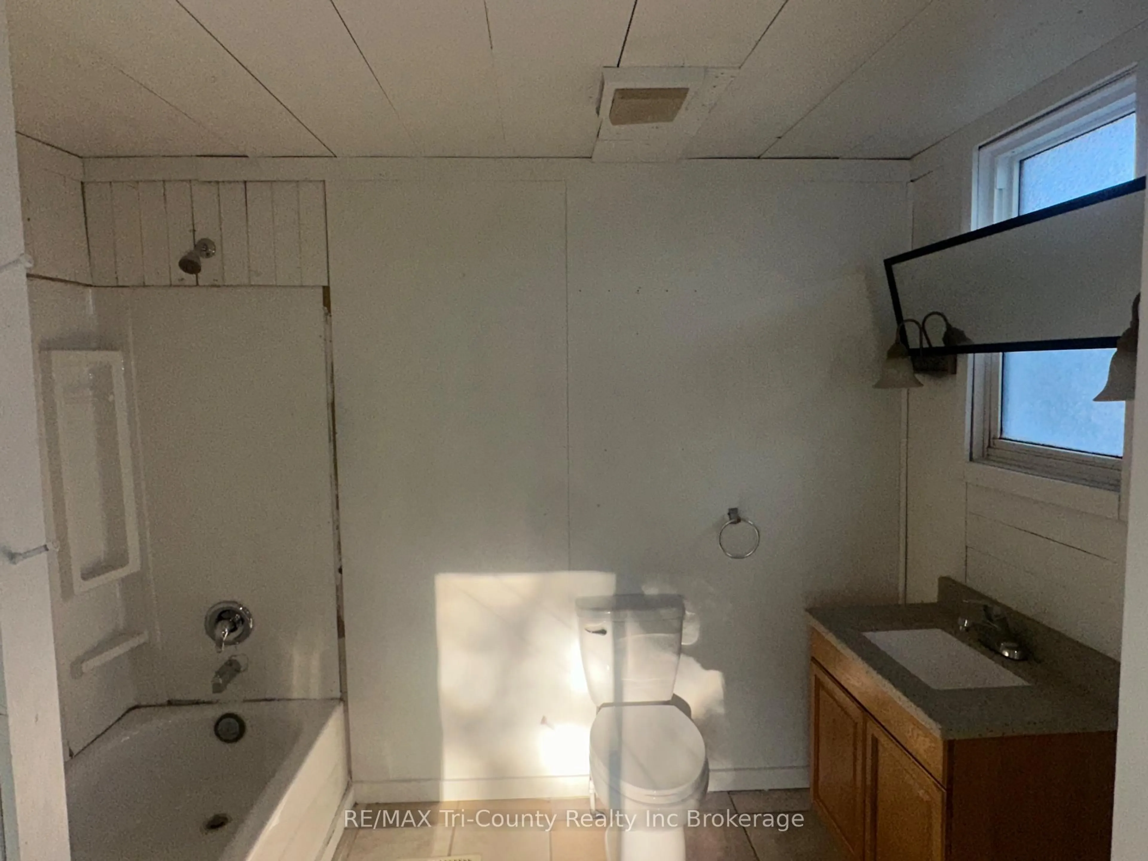 A pic of a room for 6 Pearl St, St. Thomas Ontario N5P 2N8