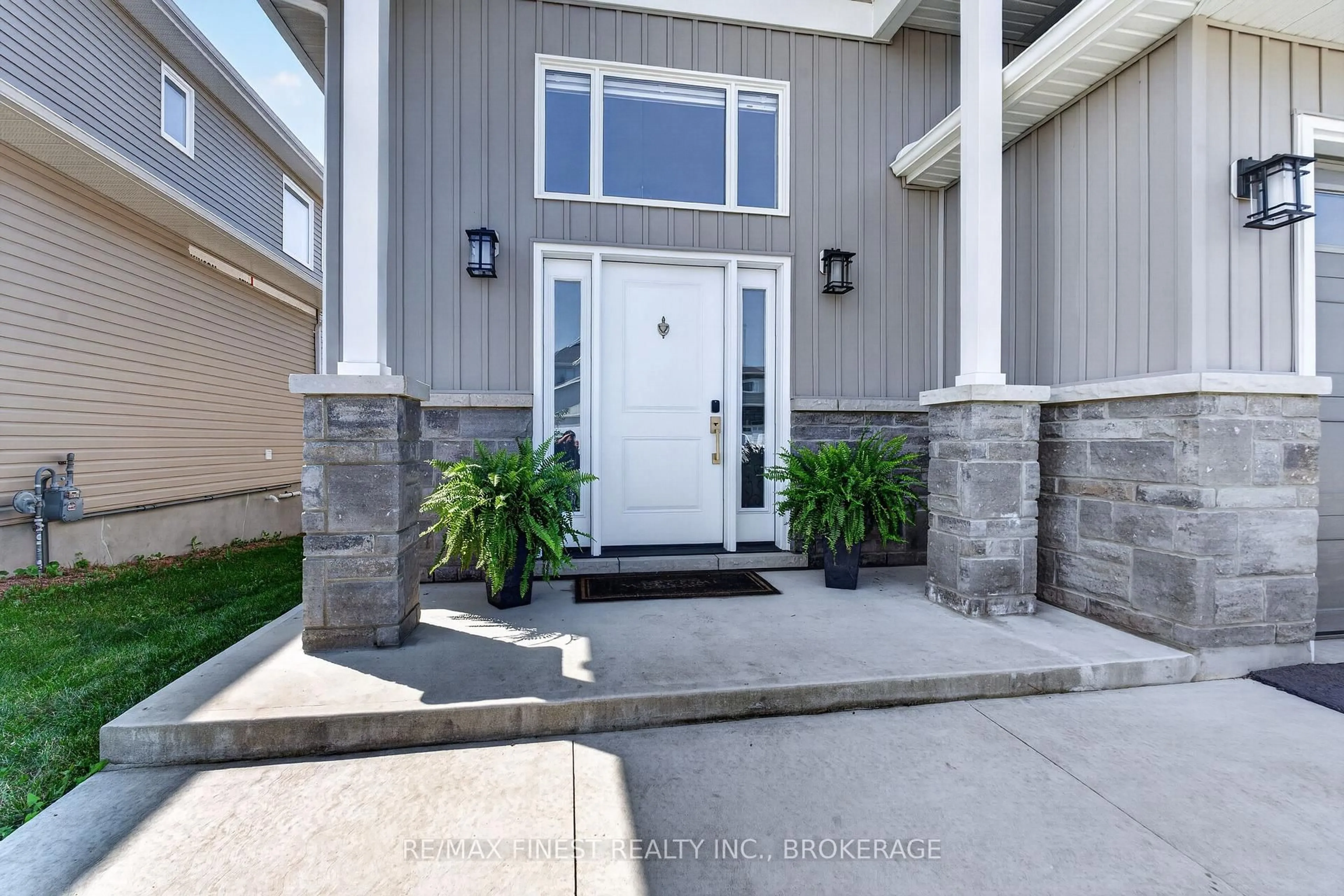 Indoor entryway for 1515 Berkshire Dr, Kingston Ontario K7P 0S7