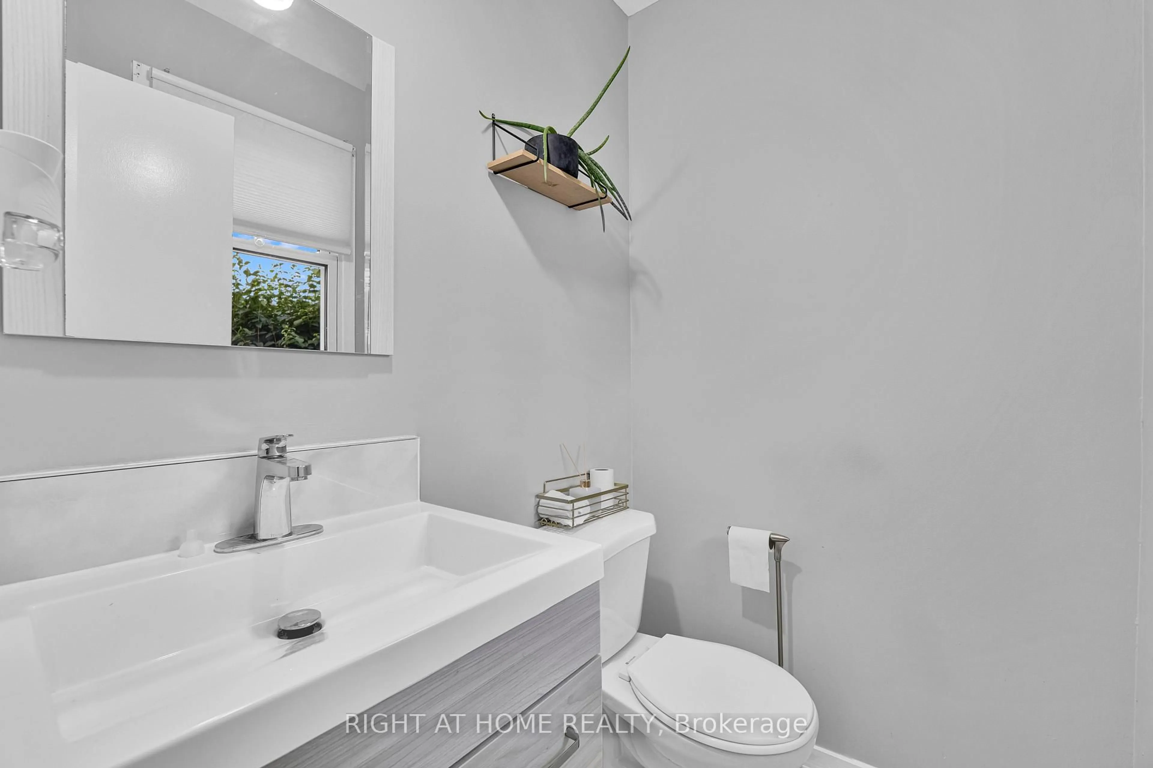 Standard bathroom, ceramic/tile floor for 37 Trafford Lane, Barrhaven Ontario K2J 1X6