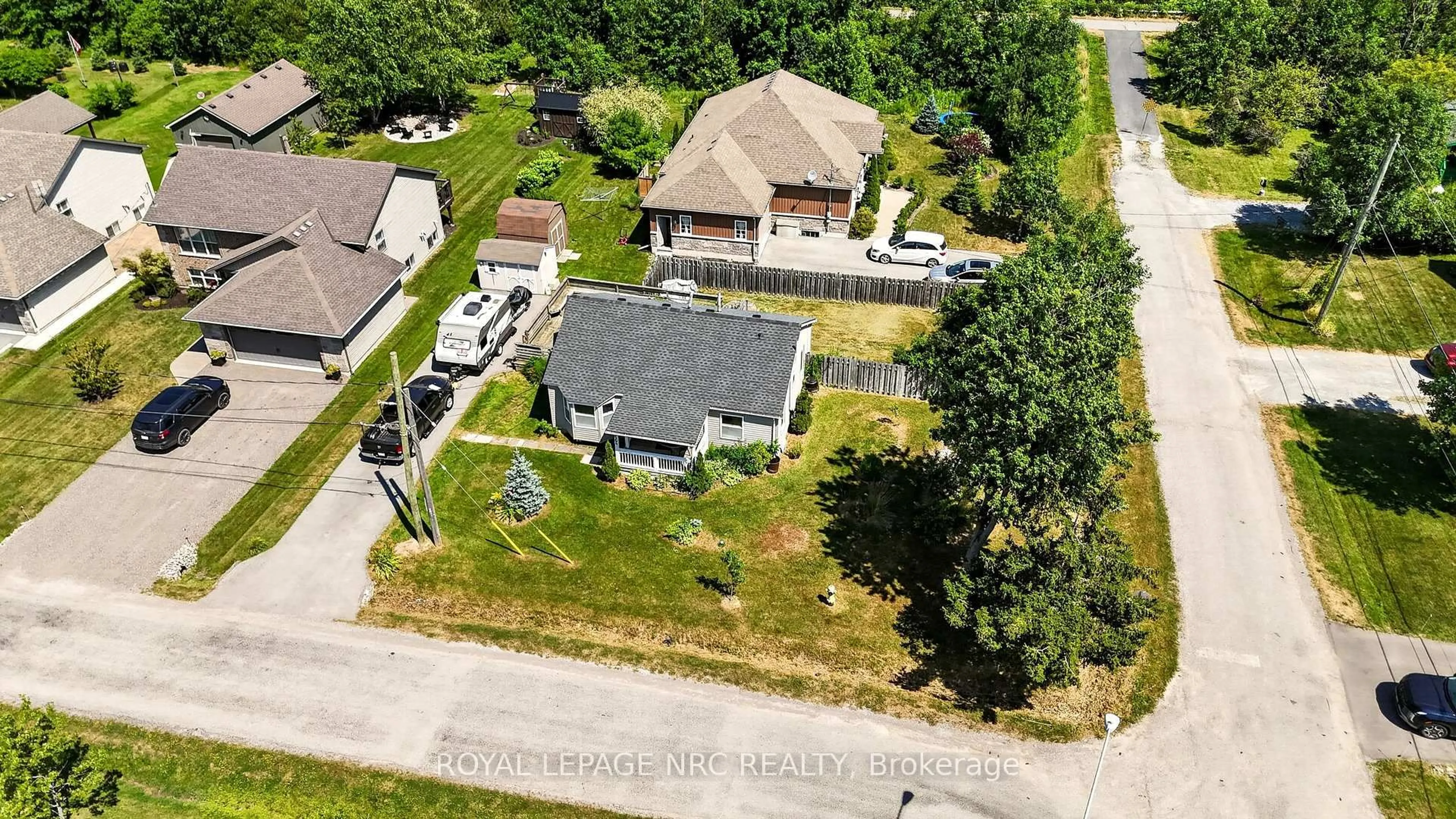 A pic from outside/outdoor area/front of a property/back of a property/a pic from drone, street for 2964 Hyman Ave, Fort Erie Ontario L0S 1N0