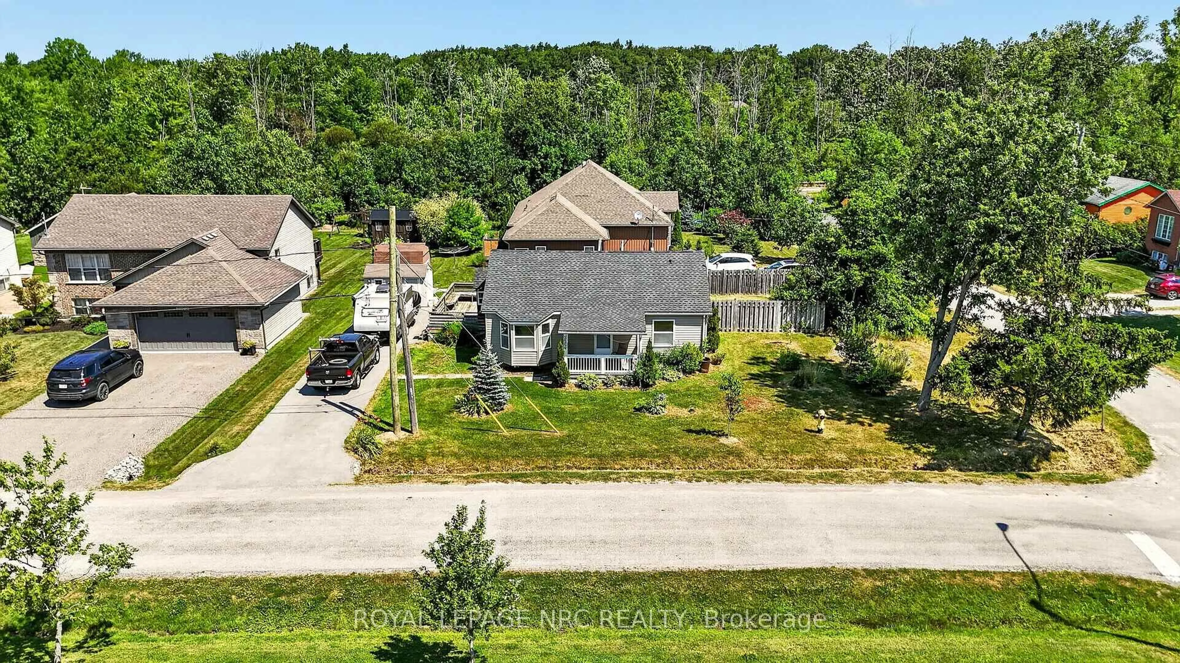 A pic from outside/outdoor area/front of a property/back of a property/a pic from drone, unknown for 2964 Hyman Ave, Fort Erie Ontario L0S 1N0