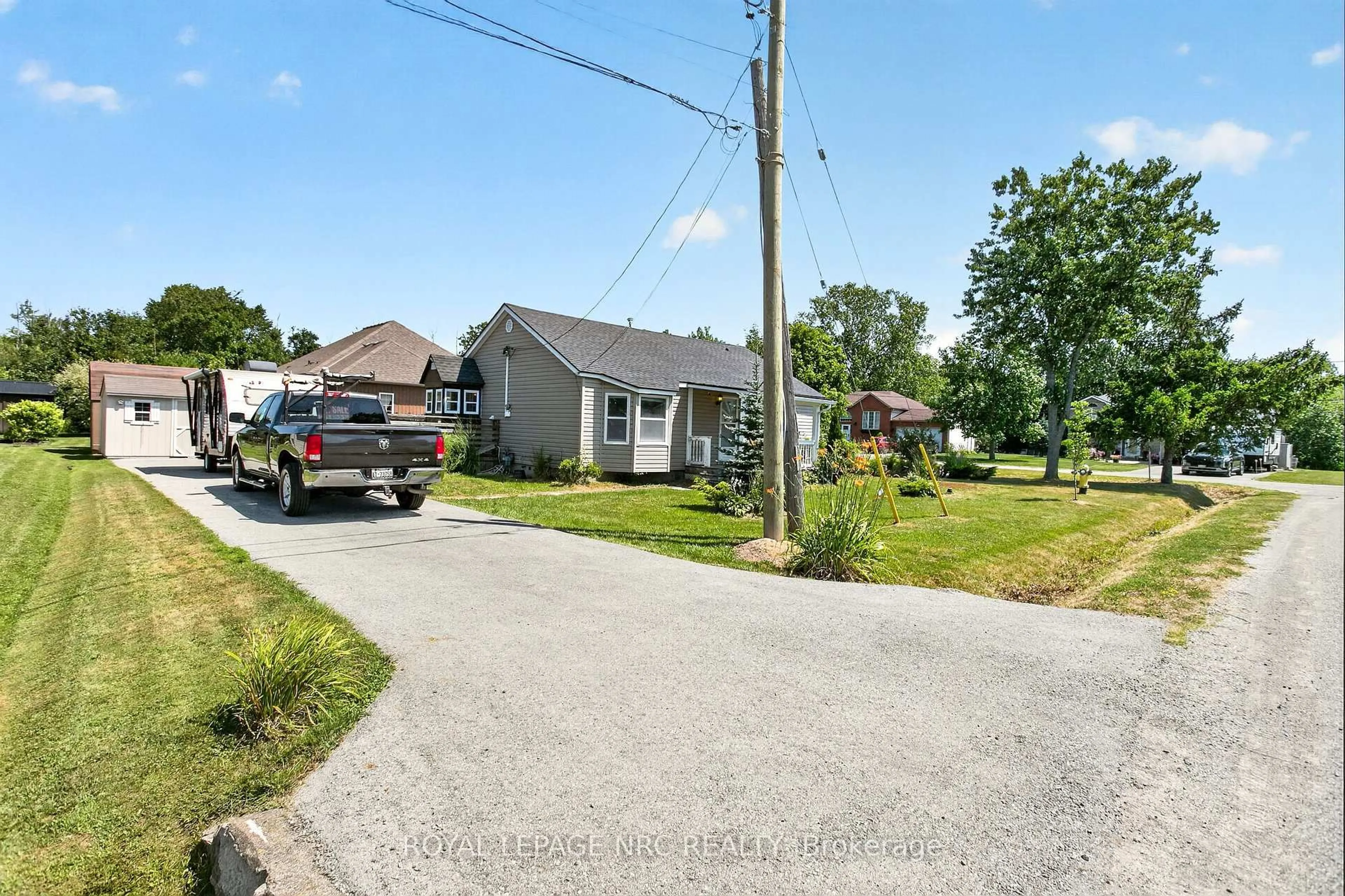 A pic from outside/outdoor area/front of a property/back of a property/a pic from drone, street for 2964 Hyman Ave, Fort Erie Ontario L0S 1N0