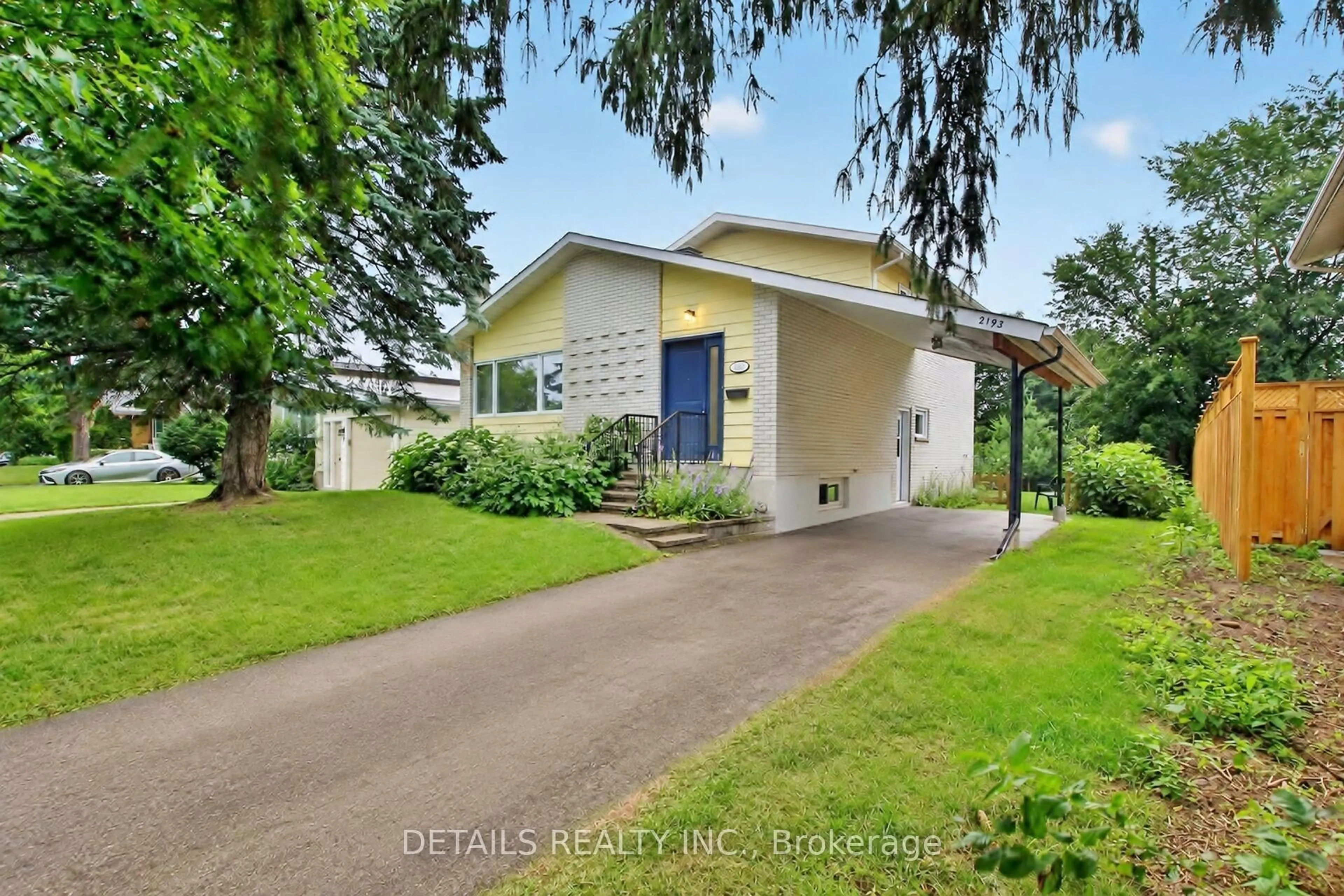 A pic from outside/outdoor area/front of a property/back of a property/a pic from drone, street for 2193 Fife Cres, Ottawa Ontario K1G 2Z3