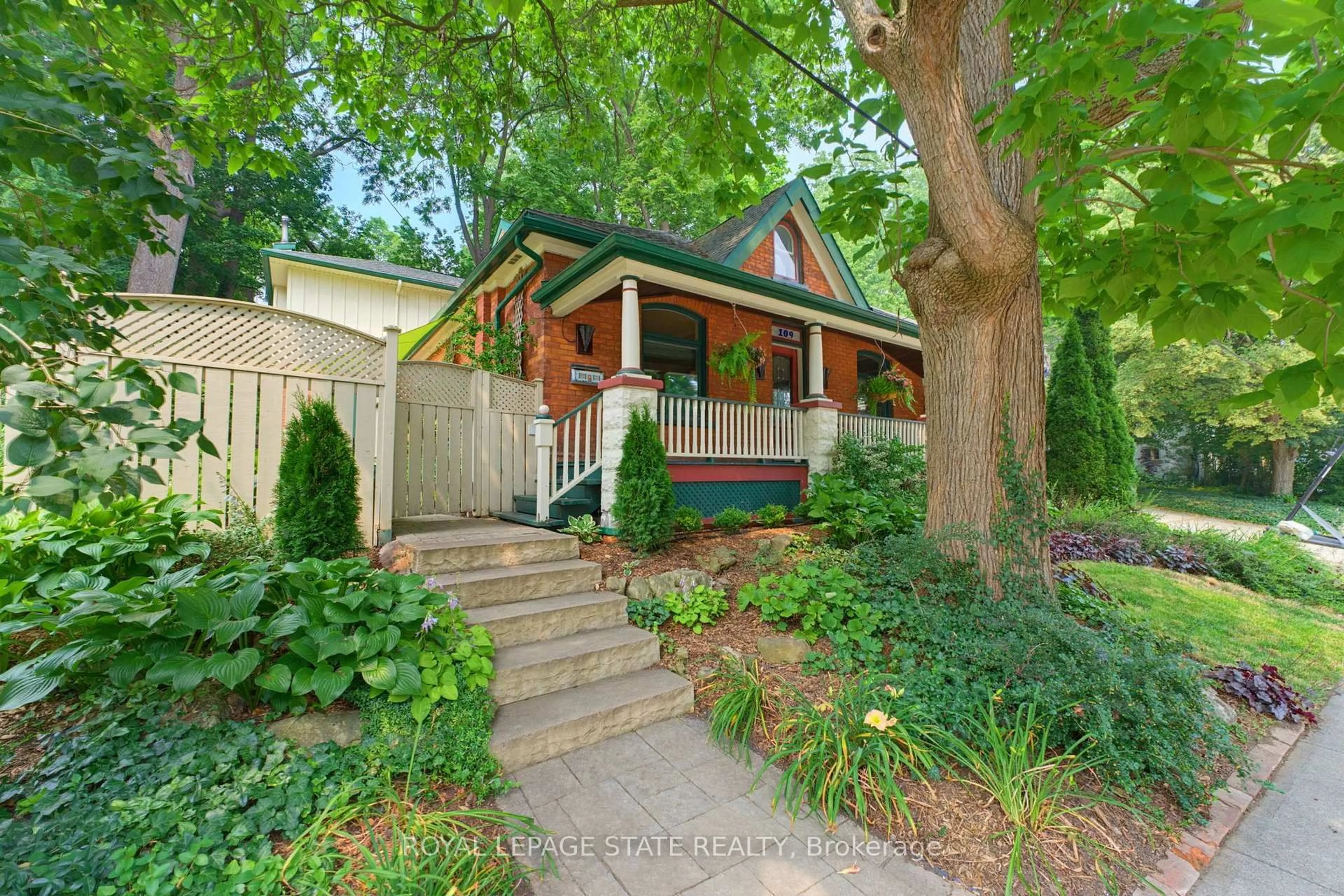 Unknown for 109 Victoria St, Hamilton Ontario L9H 2C1
