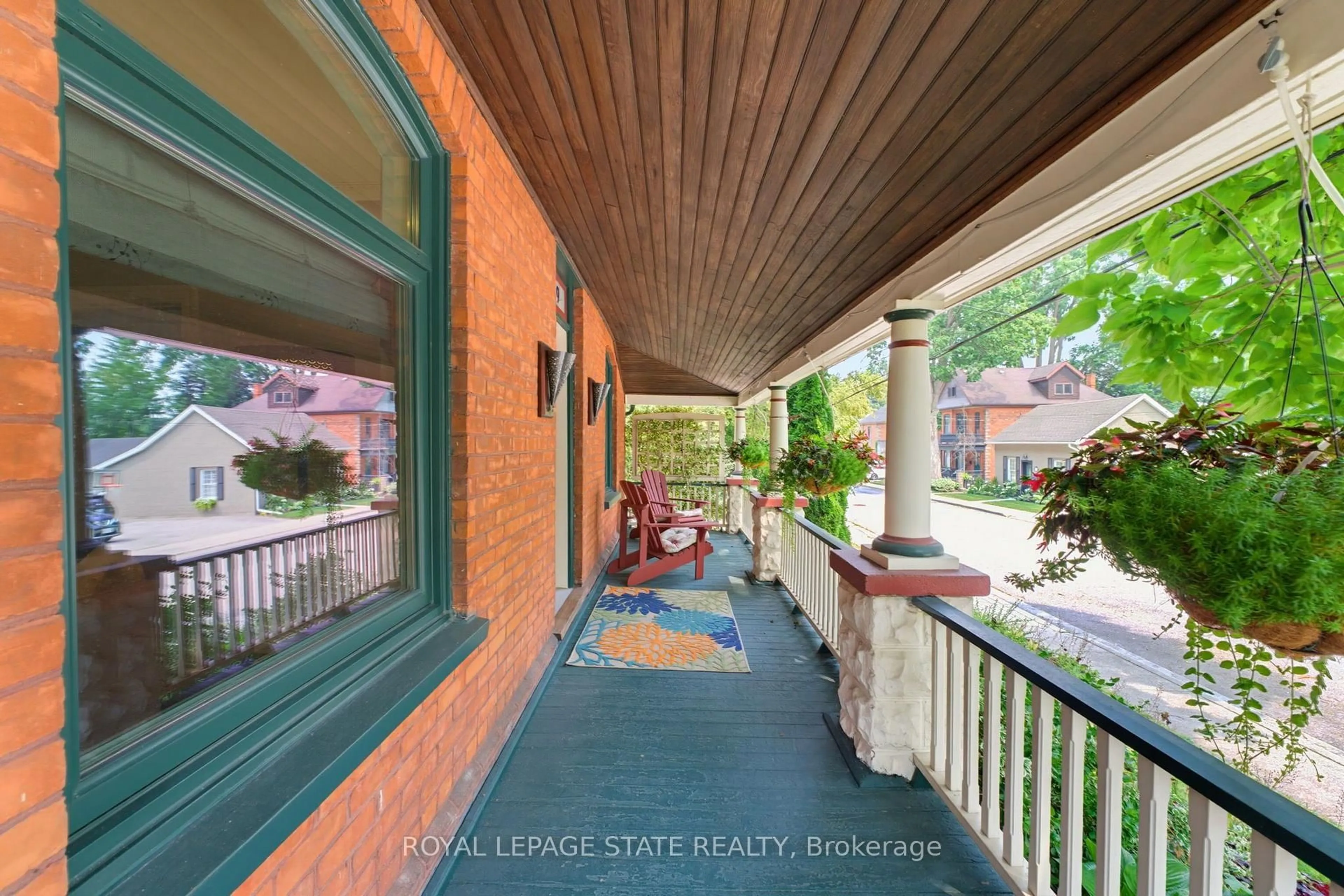 Patio, street for 109 Victoria St, Hamilton Ontario L9H 2C1
