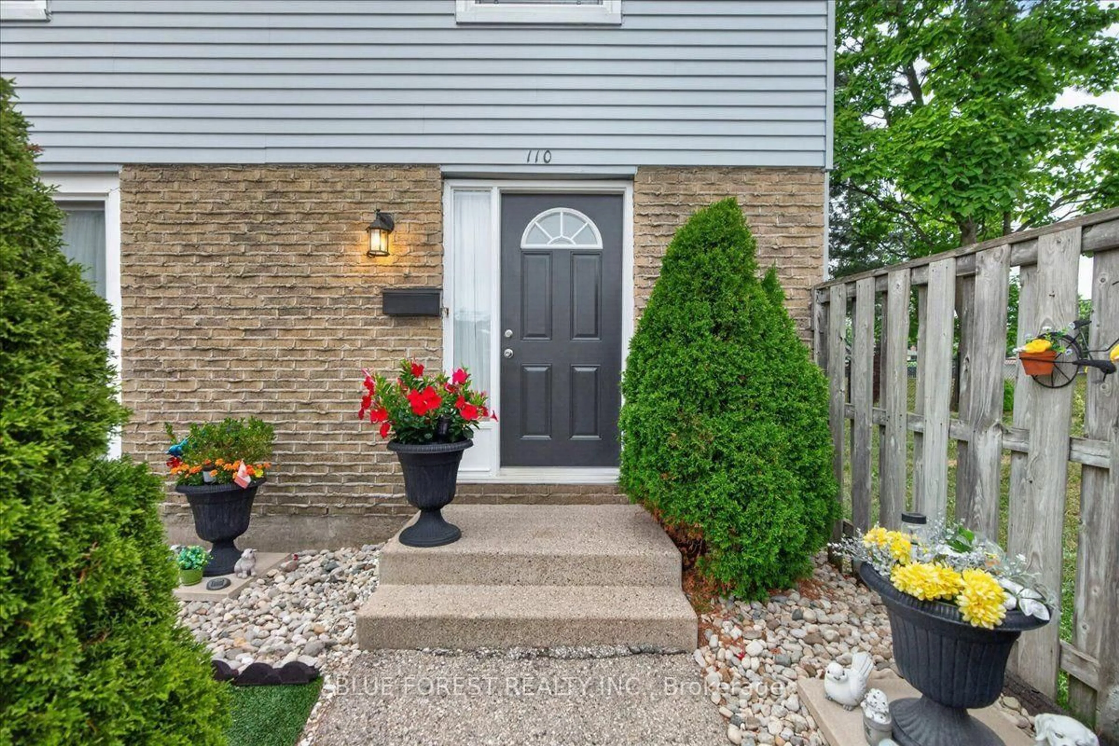 Indoor entryway for 70 Fiddlers Green Rd #110, London North Ontario N6H 4R4
